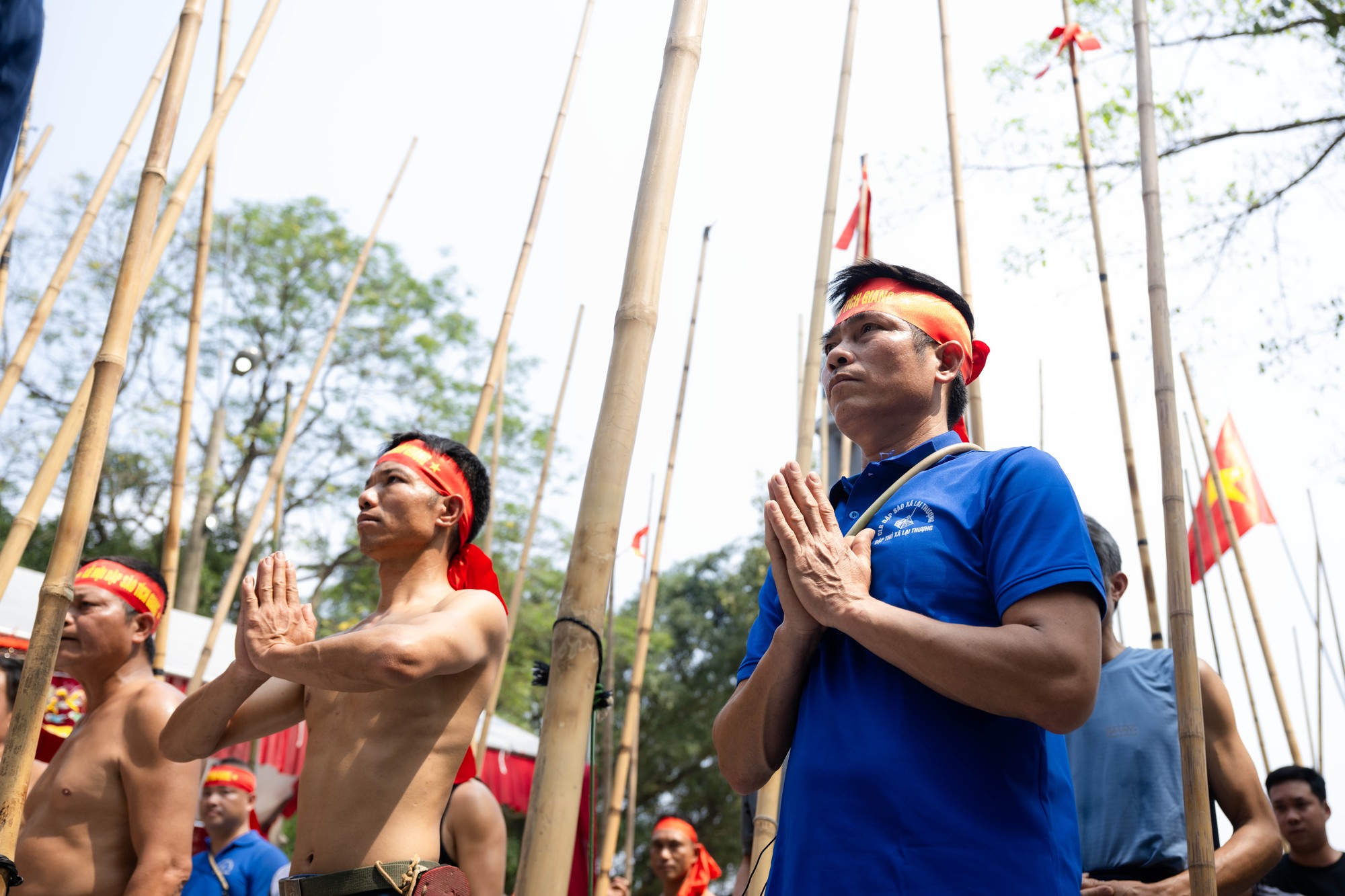 3 năm mới c&oacute; 1 lần, h&agrave;ng trăm trai l&agrave;ng xứ Đo&agrave;i đồng loạt dập s&agrave;o, c&aacute; quẫy trắng cả kh&uacute;c s&ocirc;ng- Ảnh 2.