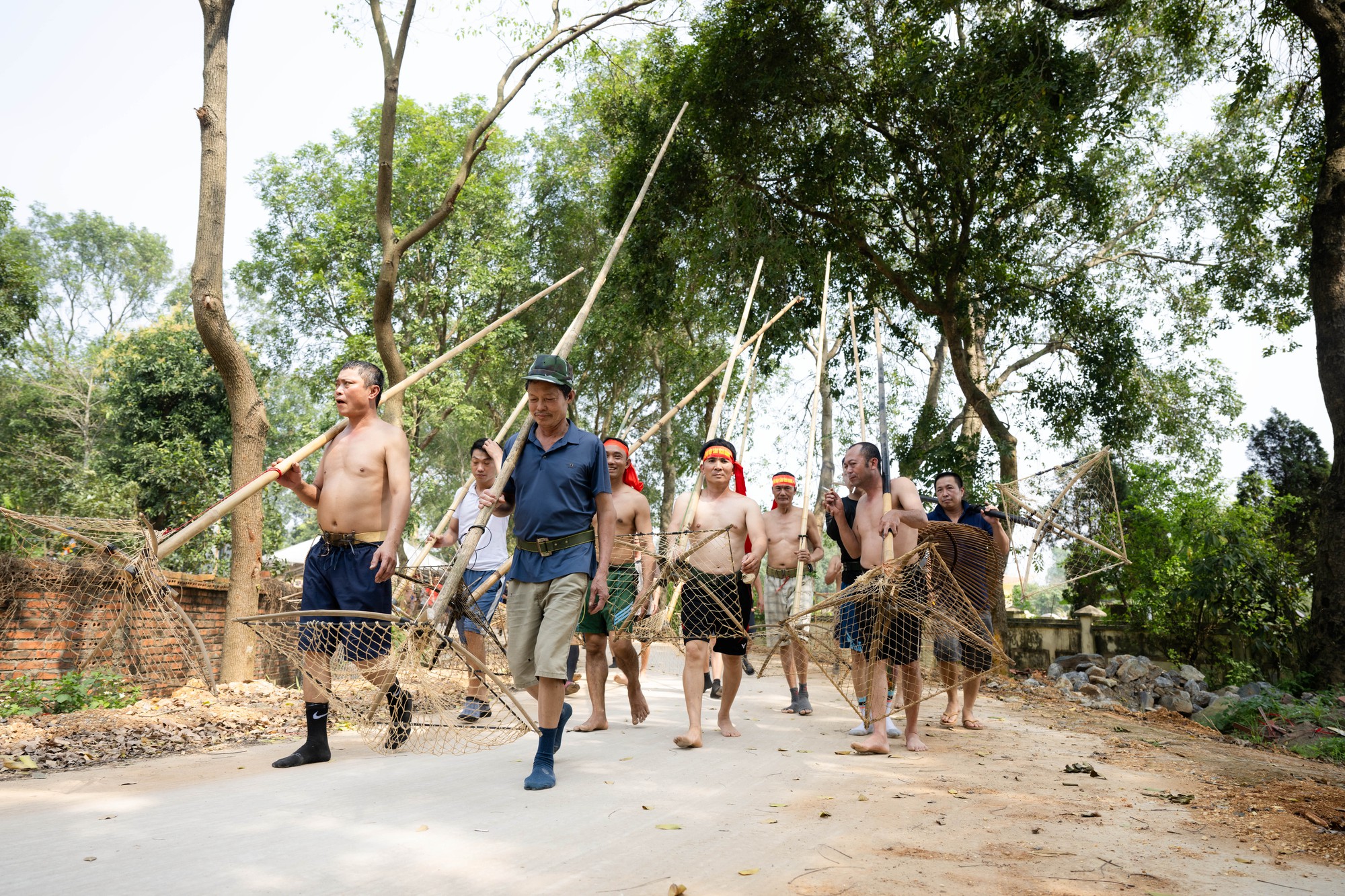 3 năm mới c&oacute; 1 lần, h&agrave;ng trăm trai l&agrave;ng xứ Đo&agrave;i đồng loạt dập s&agrave;o, c&aacute; quẫy trắng cả kh&uacute;c s&ocirc;ng- Ảnh 3.