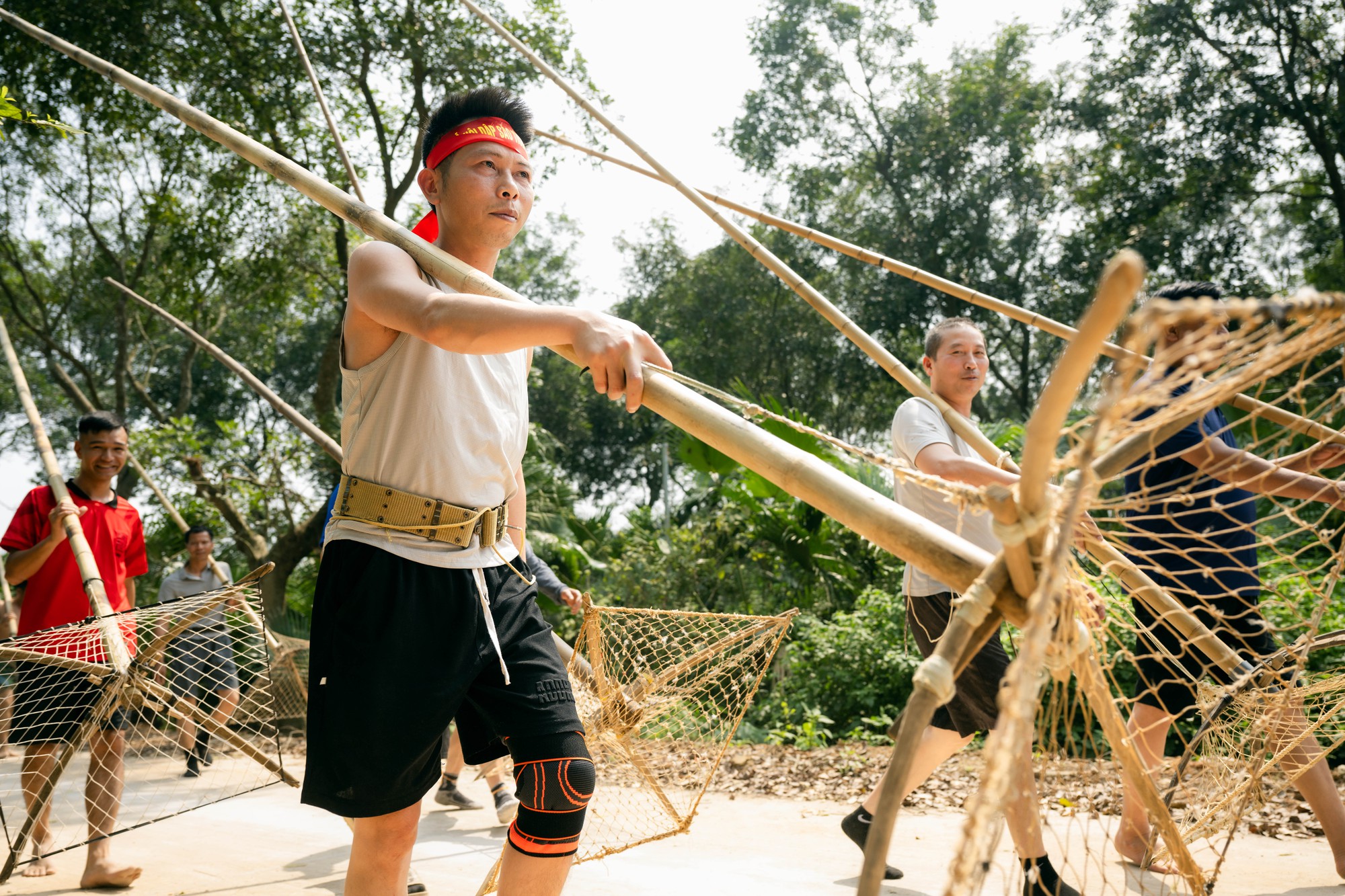 3 năm mới c&oacute; 1 lần, h&agrave;ng trăm trai l&agrave;ng xứ Đo&agrave;i đồng loạt dập s&agrave;o, c&aacute; quẫy trắng cả kh&uacute;c s&ocirc;ng- Ảnh 6.