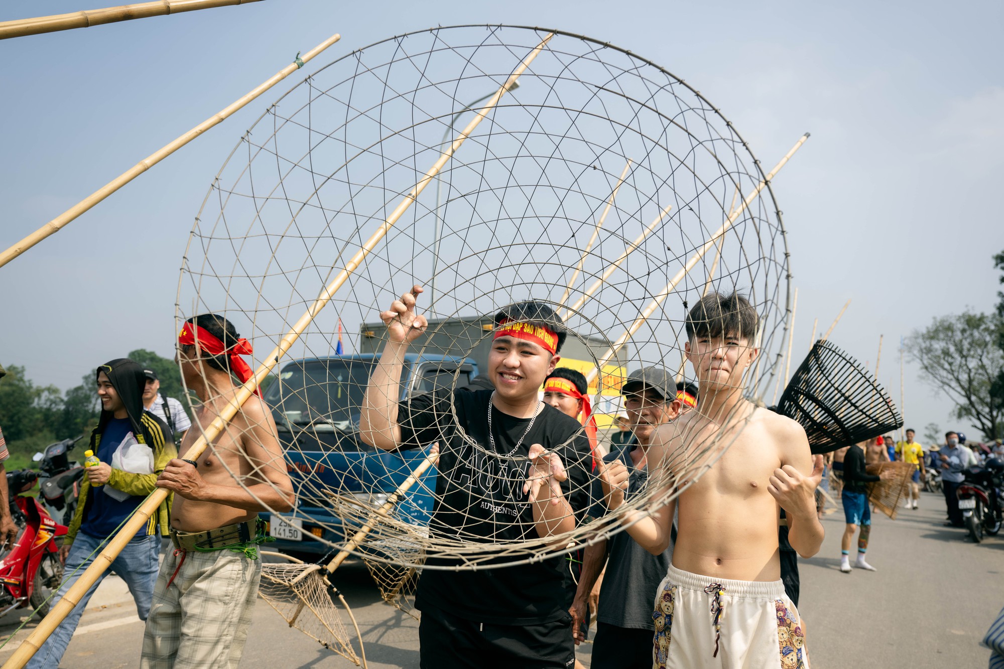 3 năm mới c&oacute; 1 lần, h&agrave;ng trăm trai l&agrave;ng xứ Đo&agrave;i đồng loạt dập s&agrave;o, c&aacute; quẫy trắng cả kh&uacute;c s&ocirc;ng- Ảnh 8.