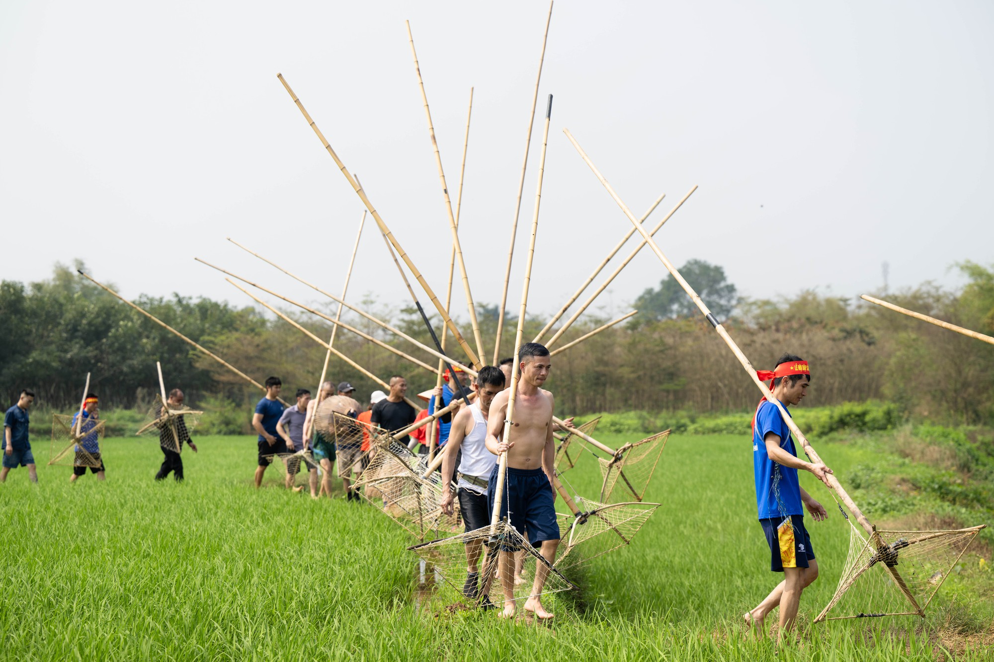 3 năm mới c&oacute; 1 lần, h&agrave;ng trăm trai l&agrave;ng xứ Đo&agrave;i đồng loạt dập s&agrave;o, c&aacute; quẫy trắng cả kh&uacute;c s&ocirc;ng- Ảnh 11.