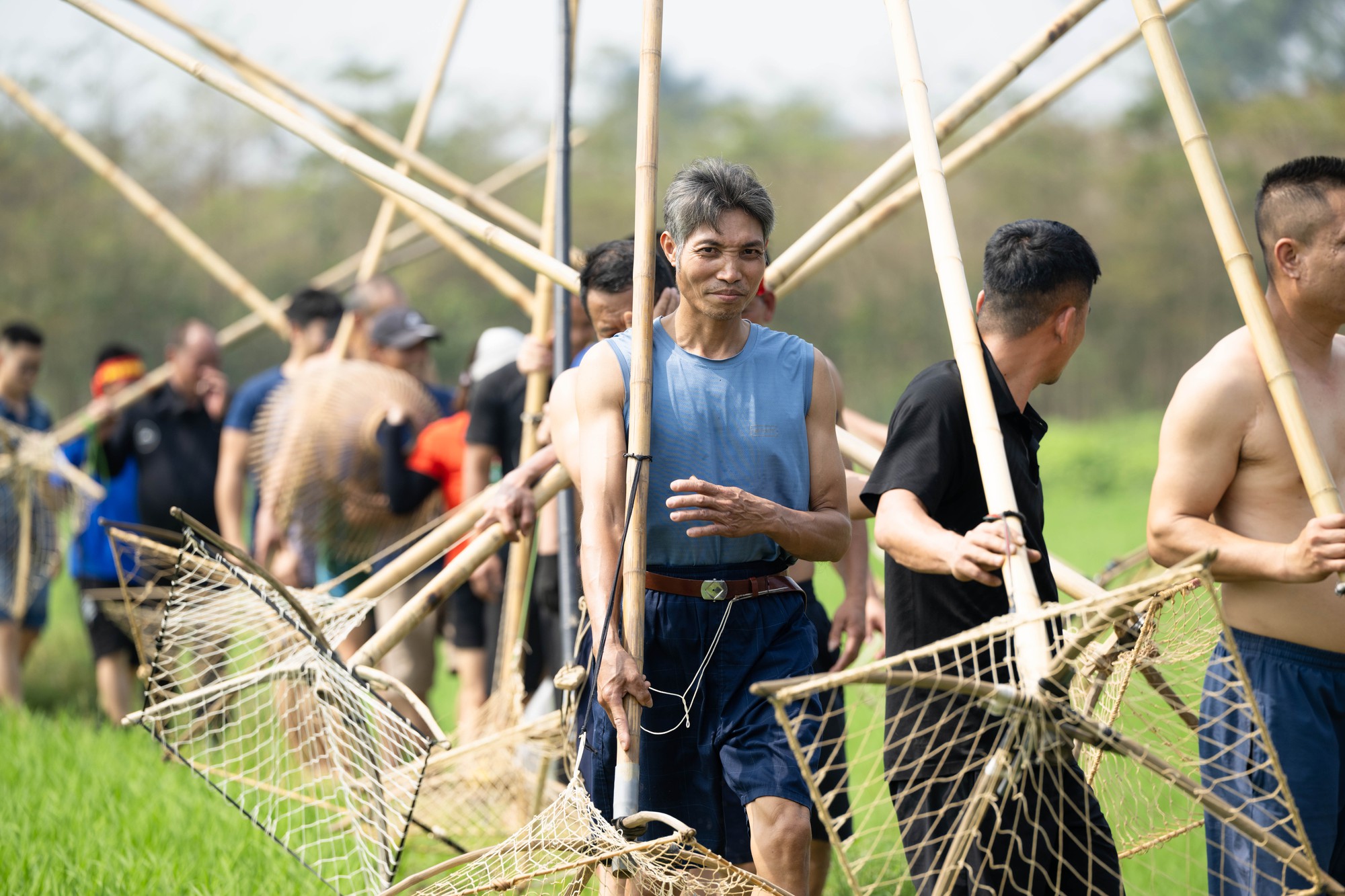 3 năm mới c&oacute; 1 lần, h&agrave;ng trăm trai l&agrave;ng xứ Đo&agrave;i đồng loạt dập s&agrave;o, c&aacute; quẫy trắng cả kh&uacute;c s&ocirc;ng- Ảnh 10.