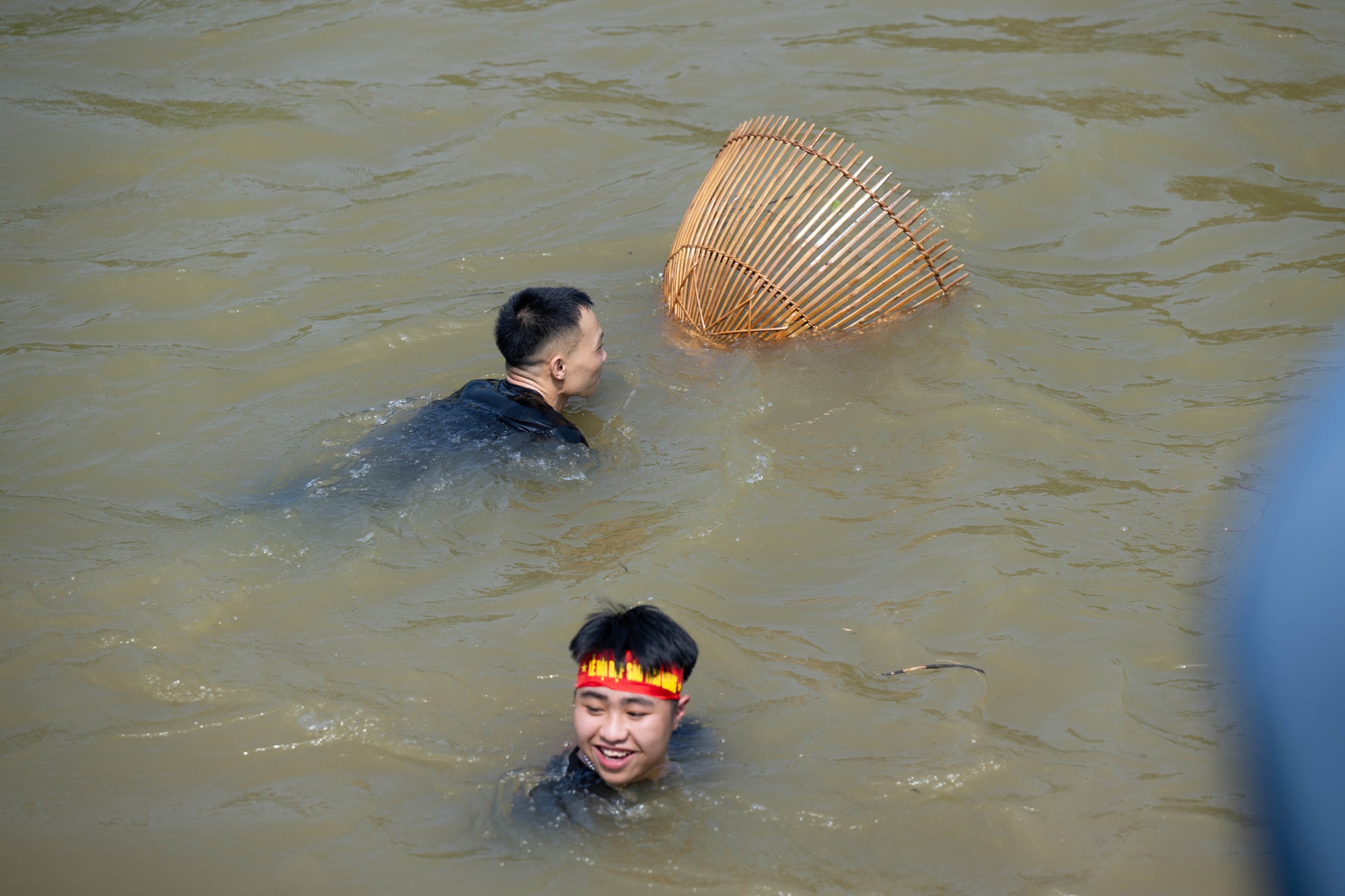 3 năm mới c&oacute; 1 lần, h&agrave;ng trăm trai l&agrave;ng xứ Đo&agrave;i đồng loạt dập s&agrave;o, c&aacute; quẫy trắng cả kh&uacute;c s&ocirc;ng- Ảnh 12.