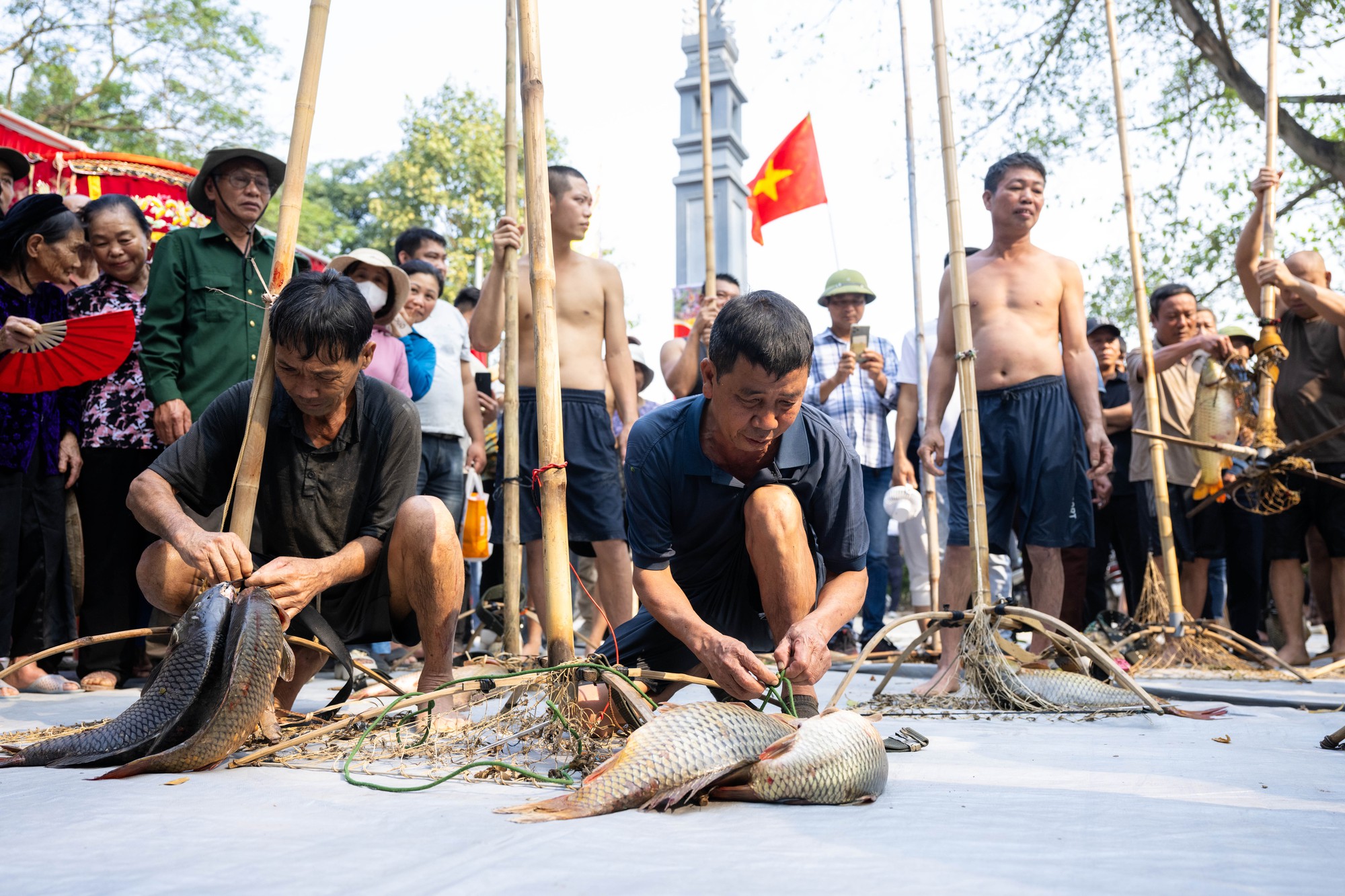 3 năm mới c&oacute; 1 lần, h&agrave;ng trăm trai l&agrave;ng xứ Đo&agrave;i đồng loạt dập s&agrave;o, c&aacute; quẫy trắng cả kh&uacute;c s&ocirc;ng- Ảnh 24.