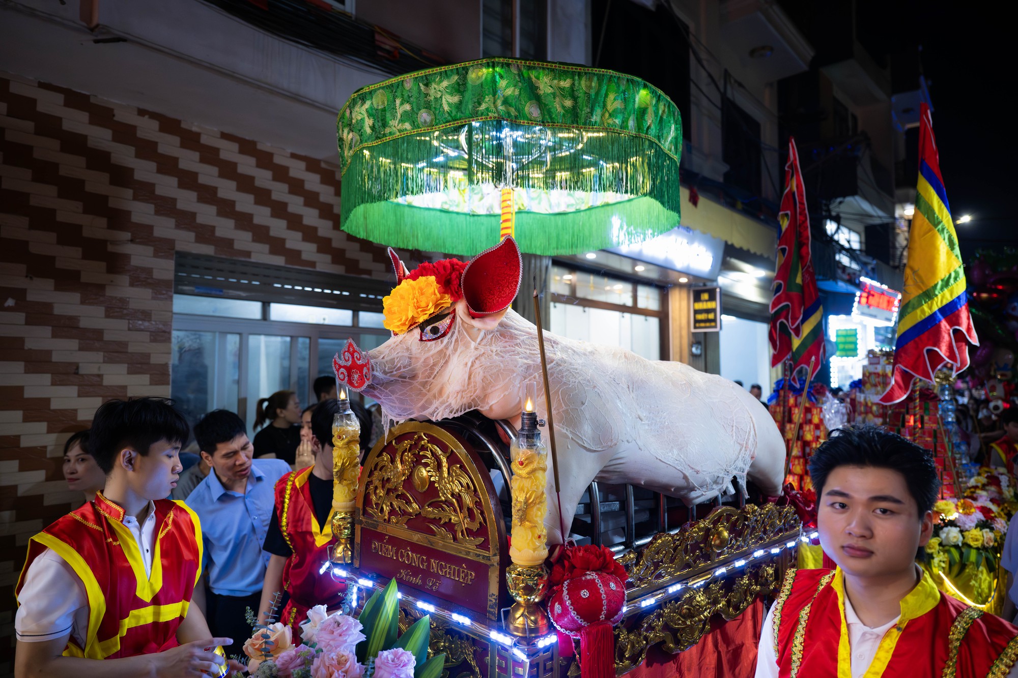 Cả làng La Phù thức trắng vì 17 “ông lợn”: Lợn ăn trứng, ngủ màn, mùa đông sưởi than để chờ giờ rước đình- Ảnh 2. Cả làng La Phù thức trắng vì 17 “ông lợn”: Lợn ăn trứng, ngủ màn, mùa đông sưởi than để chờ giờ rước đình- Ảnh 2.