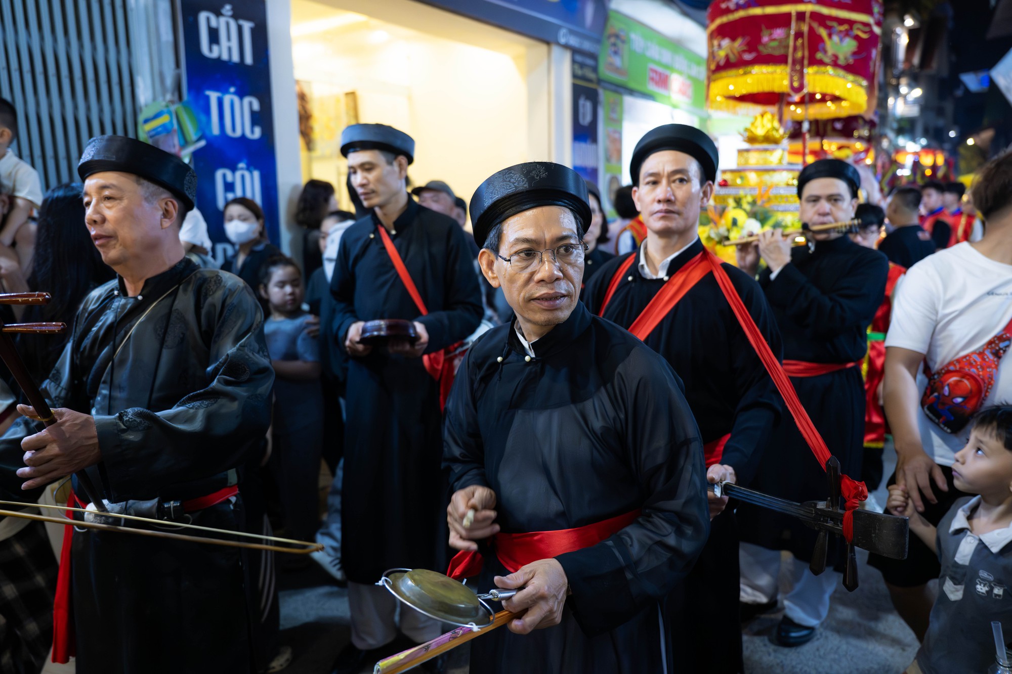 Cả làng La Phù thức trắng vì 17 “ông lợn”: Lợn ăn trứng, ngủ màn, mùa đông sưởi than để chờ giờ rước đình- Ảnh 6. Cả làng La Phù thức trắng vì 17 “ông lợn”: Lợn ăn trứng, ngủ màn, mùa đông sưởi than để chờ giờ rước đình- Ảnh 6.