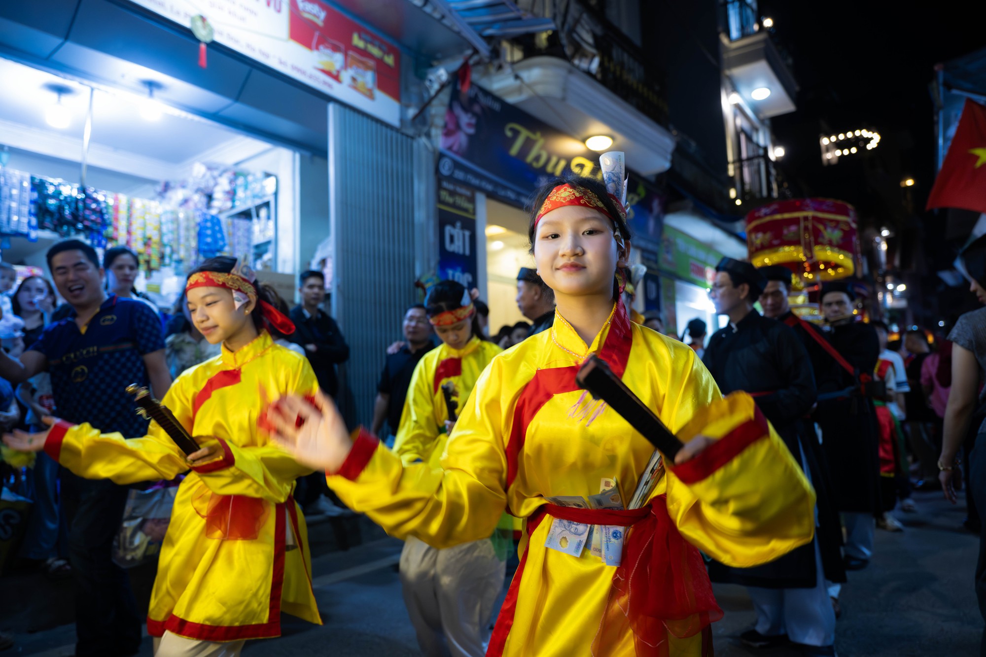 Cả làng La Phù thức trắng vì 17 “ông lợn”: Lợn ăn trứng, ngủ màn, mùa đông sưởi than để chờ giờ rước đình- Ảnh 7. Cả làng La Phù thức trắng vì 17 “ông lợn”: Lợn ăn trứng, ngủ màn, mùa đông sưởi than để chờ giờ rước đình- Ảnh 7.
