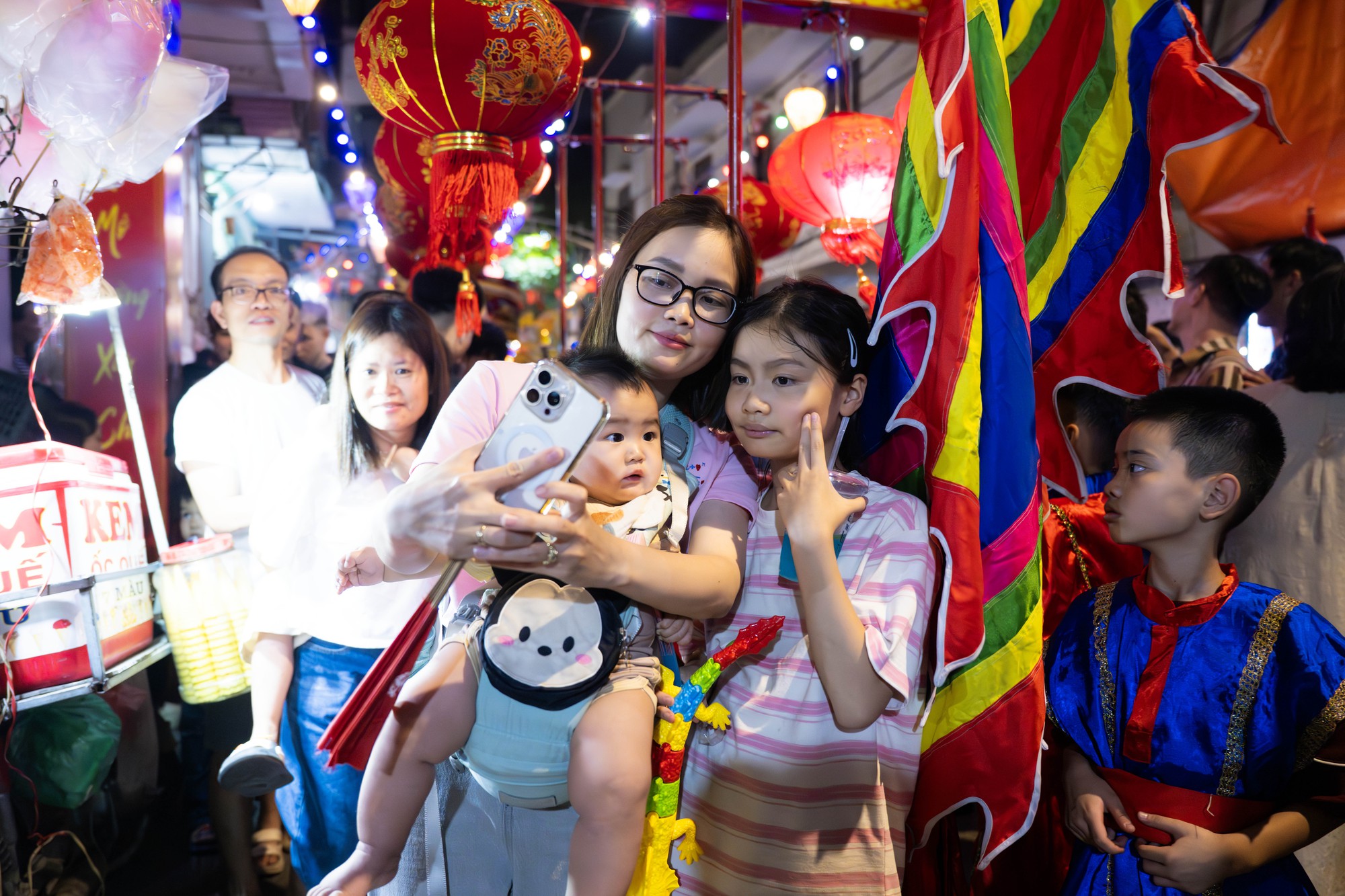 Cả làng La Phù thức trắng vì 17 “ông lợn”: Lợn ăn trứng, ngủ màn, mùa đông sưởi than để chờ giờ rước đình- Ảnh 3. Cả làng La Phù thức trắng vì 17 “ông lợn”: Lợn ăn trứng, ngủ màn, mùa đông sưởi than để chờ giờ rước đình- Ảnh 3.