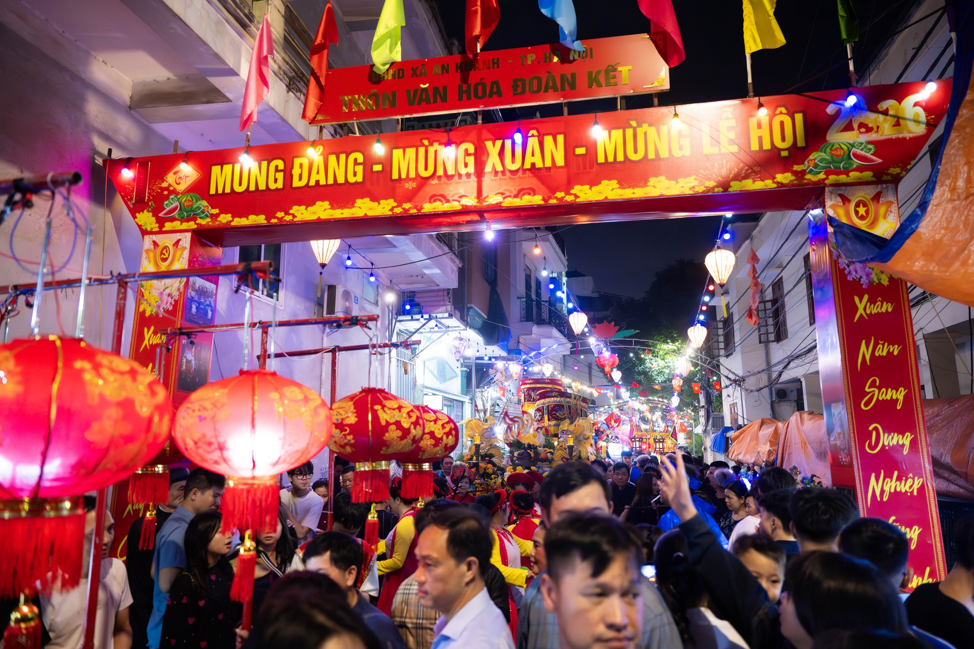 Cả làng La Phù thức trắng vì 17 “ông lợn”: Lợn ăn trứng, ngủ màn, mùa đông sưởi than để chờ giờ rước đình- Ảnh 1. Cả làng La Phù thức trắng vì 17 “ông lợn”: Lợn ăn trứng, ngủ màn, mùa đông sưởi than để chờ giờ rước đình- Ảnh 1.