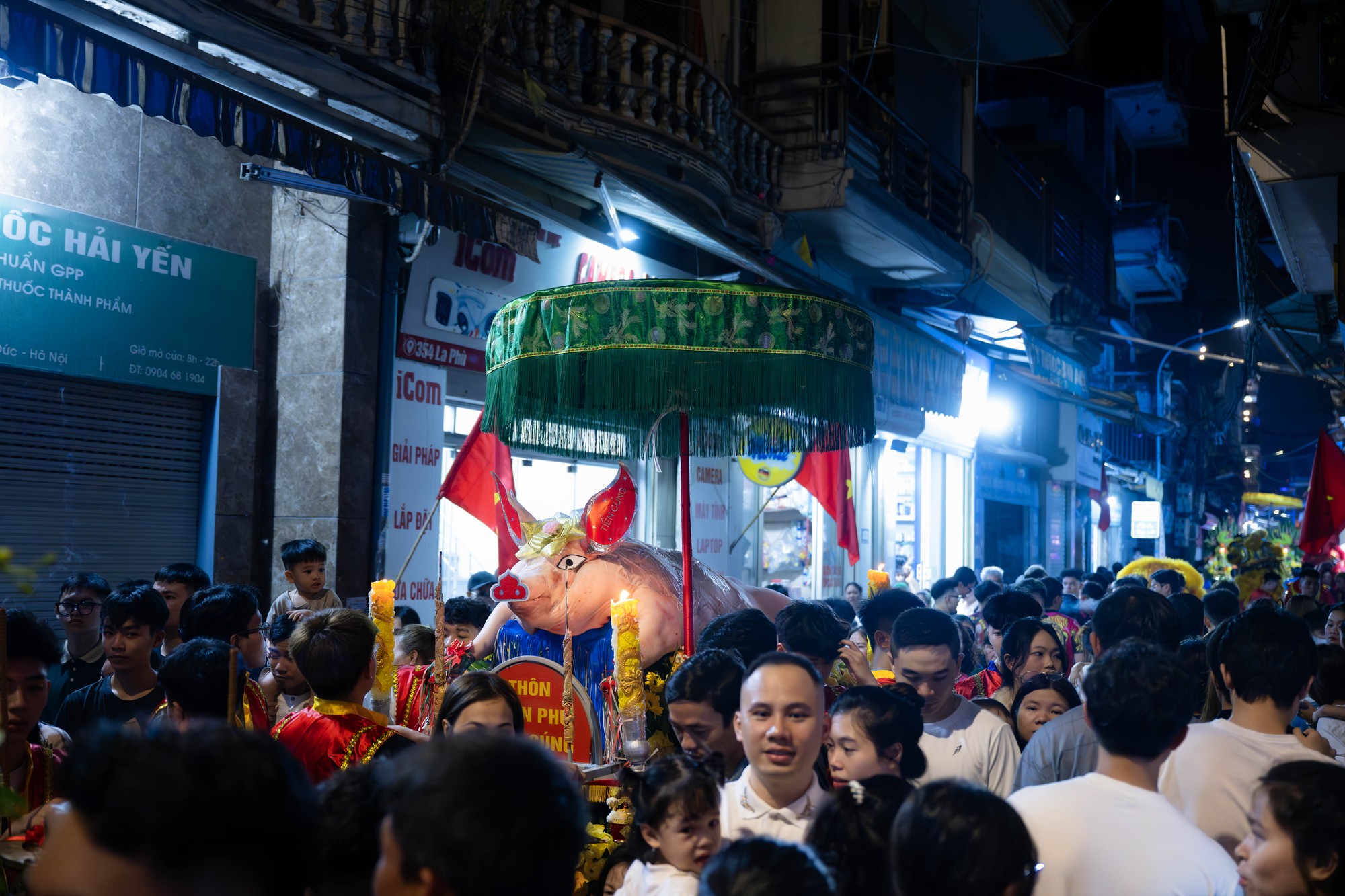 Cả làng La Phù thức trắng vì 17 “ông lợn”: Lợn ăn trứng, ngủ màn, mùa đông sưởi than để chờ giờ rước đình- Ảnh 4. Cả làng La Phù thức trắng vì 17 “ông lợn”: Lợn ăn trứng, ngủ màn, mùa đông sưởi than để chờ giờ rước đình- Ảnh 4.
