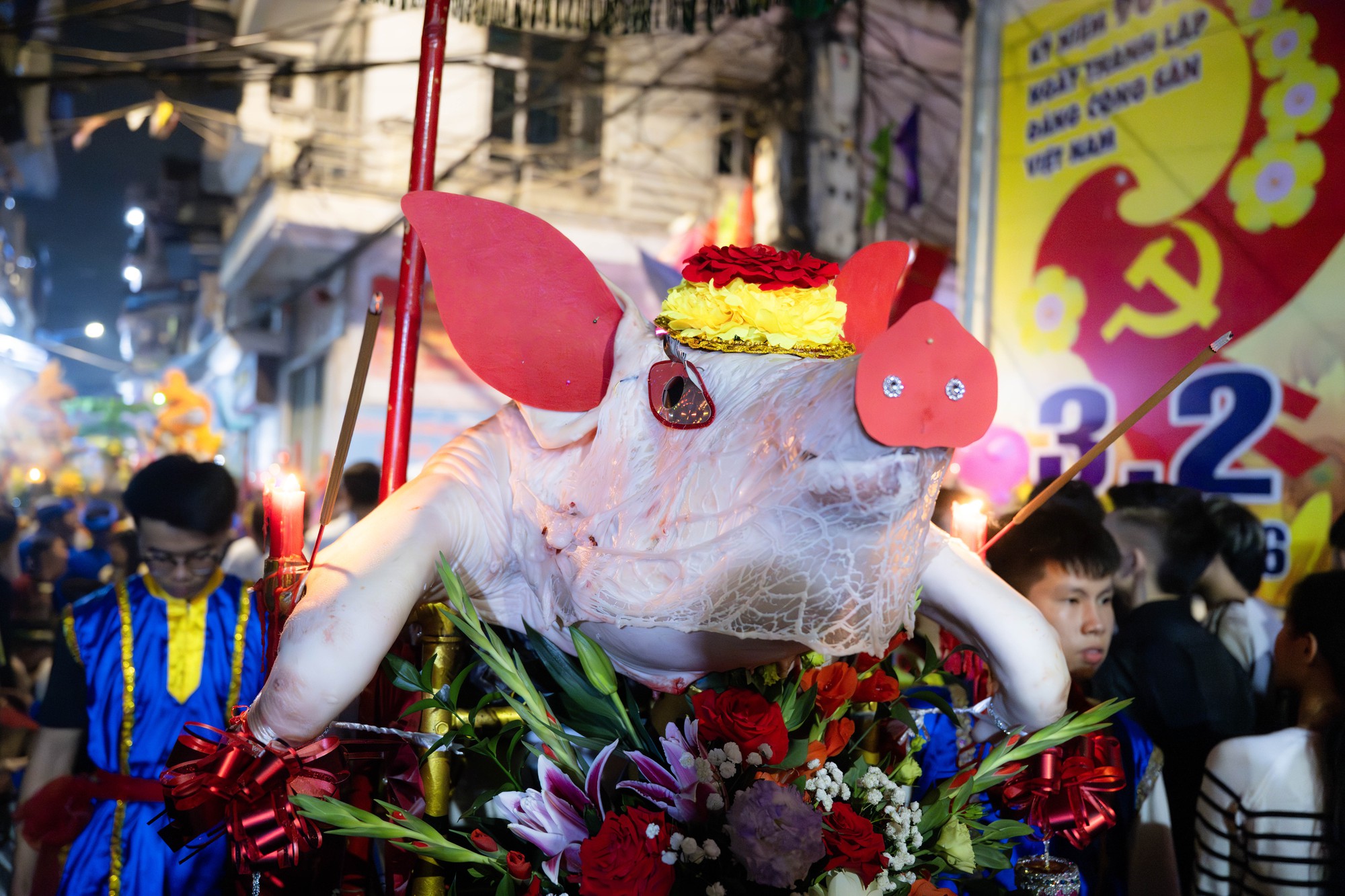 Cả làng La Phù thức trắng vì 17 “ông lợn”: Lợn ăn trứng, ngủ màn, mùa đông sưởi than để chờ giờ rước đình- Ảnh 5. Cả làng La Phù thức trắng vì 17 “ông lợn”: Lợn ăn trứng, ngủ màn, mùa đông sưởi than để chờ giờ rước đình- Ảnh 5.