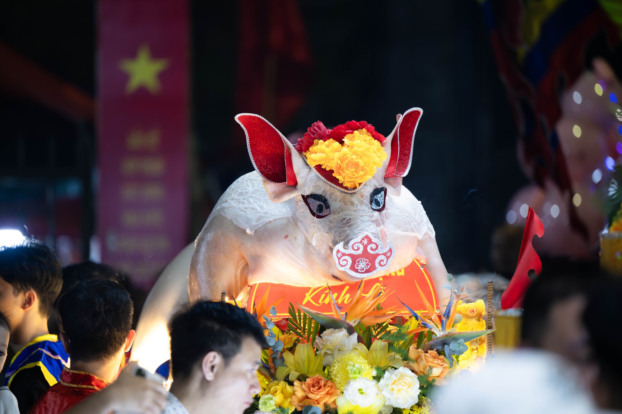 Cả làng La Phù thức trắng vì 17 “ông lợn”: Lợn ăn trứng, ngủ màn, mùa đông sưởi than để chờ giờ rước đình- Ảnh 11. Cả làng La Phù thức trắng vì 17 “ông lợn”: Lợn ăn trứng, ngủ màn, mùa đông sưởi than để chờ giờ rước đình- Ảnh 11.