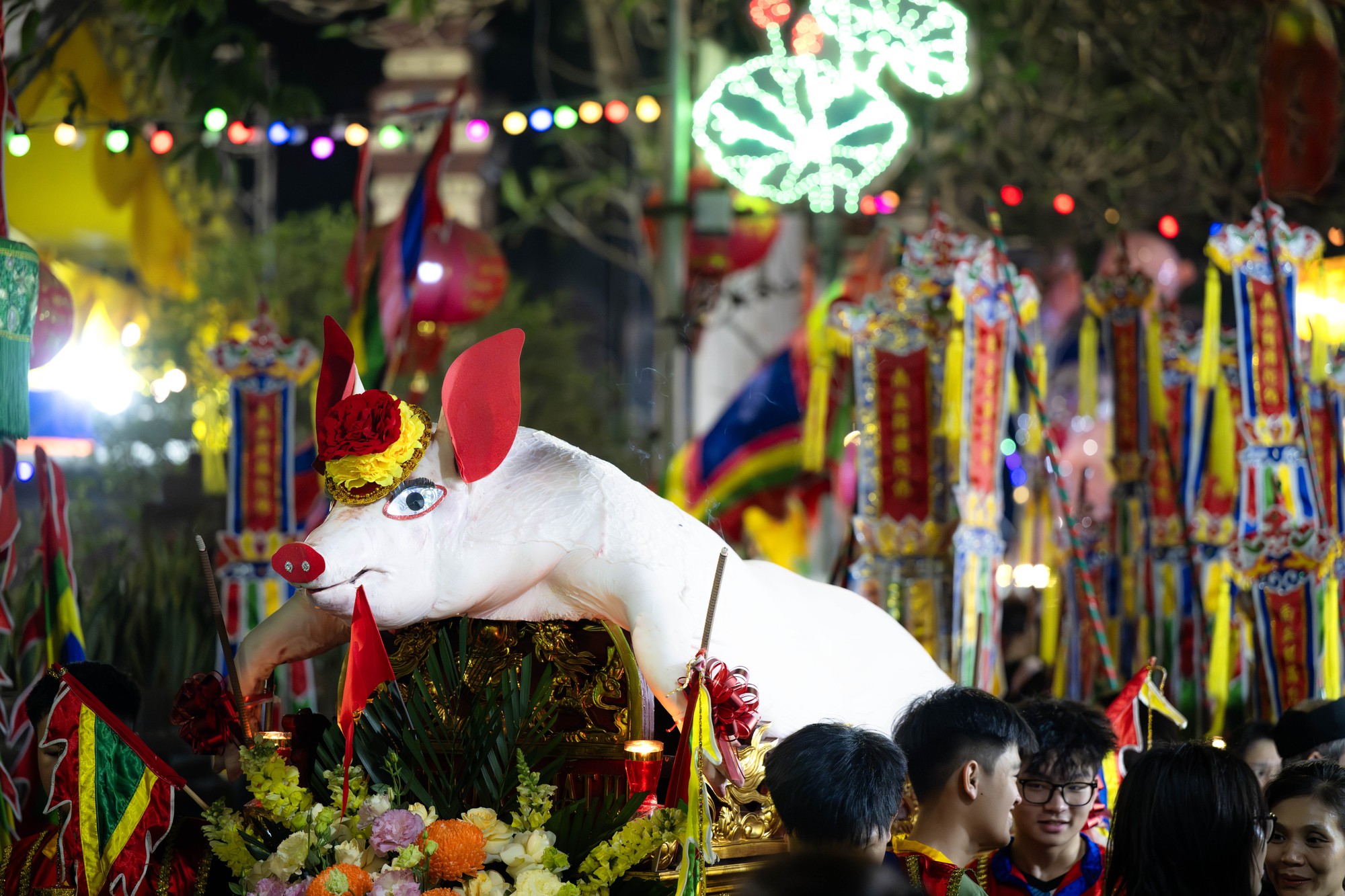 Cả làng La Phù thức trắng vì 17 “ông lợn”: Lợn ăn trứng, ngủ màn, mùa đông sưởi than để chờ giờ rước đình- Ảnh 10. Cả làng La Phù thức trắng vì 17 “ông lợn”: Lợn ăn trứng, ngủ màn, mùa đông sưởi than để chờ giờ rước đình- Ảnh 10.