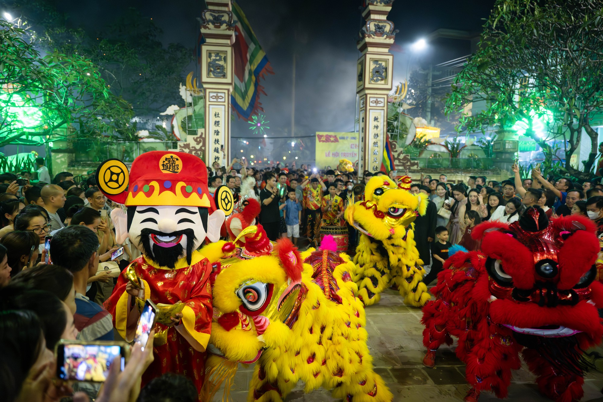 Cả làng La Phù thức trắng vì 17 “ông lợn”: Lợn ăn trứng, ngủ màn, mùa đông sưởi than để chờ giờ rước đình- Ảnh 13. Cả làng La Phù thức trắng vì 17 “ông lợn”: Lợn ăn trứng, ngủ màn, mùa đông sưởi than để chờ giờ rước đình- Ảnh 13.