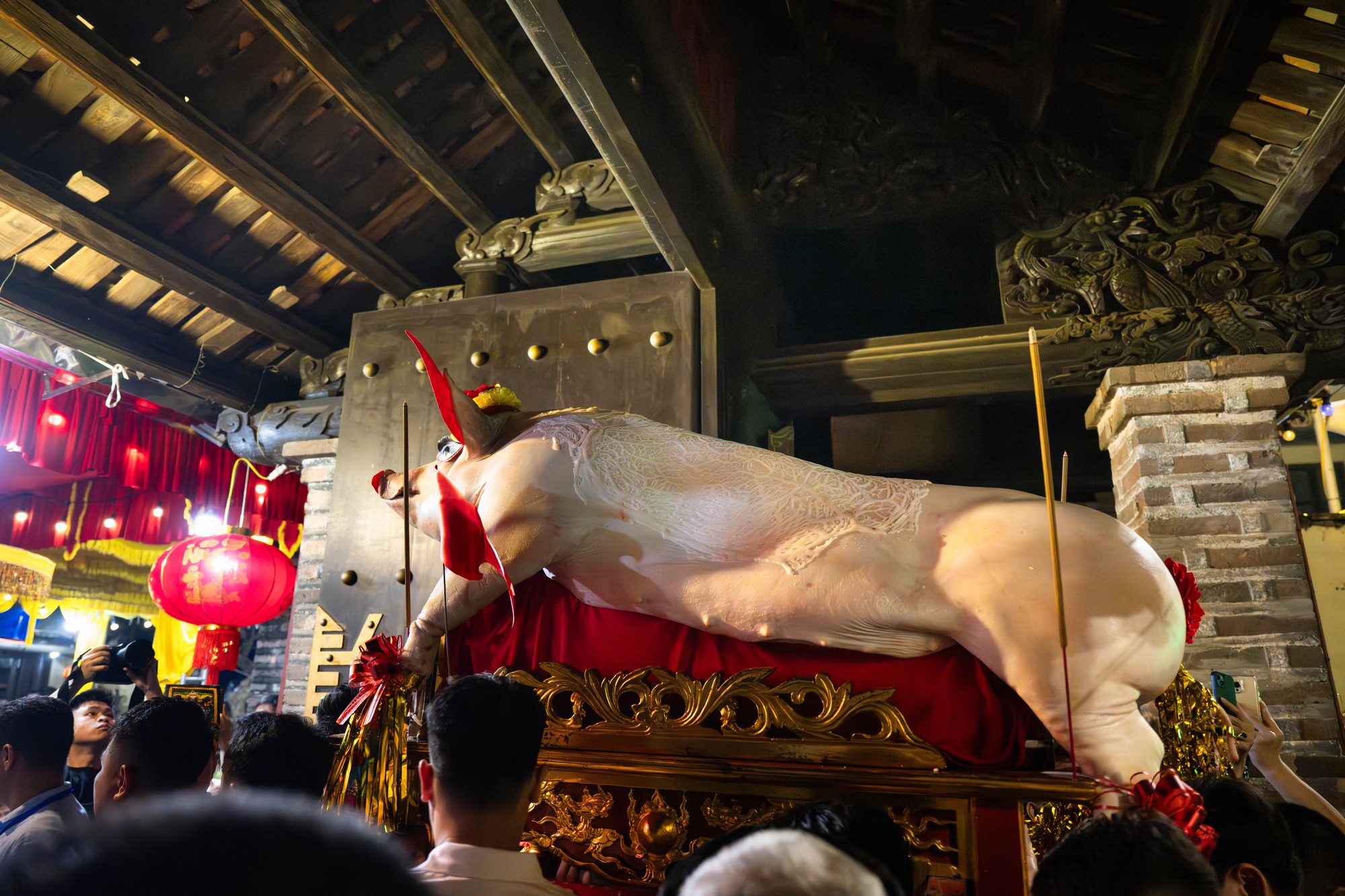 Cả làng La Phù thức trắng vì 17 “ông lợn”: Lợn ăn trứng, ngủ màn, mùa đông sưởi than để chờ giờ rước đình- Ảnh 20. Cả làng La Phù thức trắng vì 17 “ông lợn”: Lợn ăn trứng, ngủ màn, mùa đông sưởi than để chờ giờ rước đình- Ảnh 20.