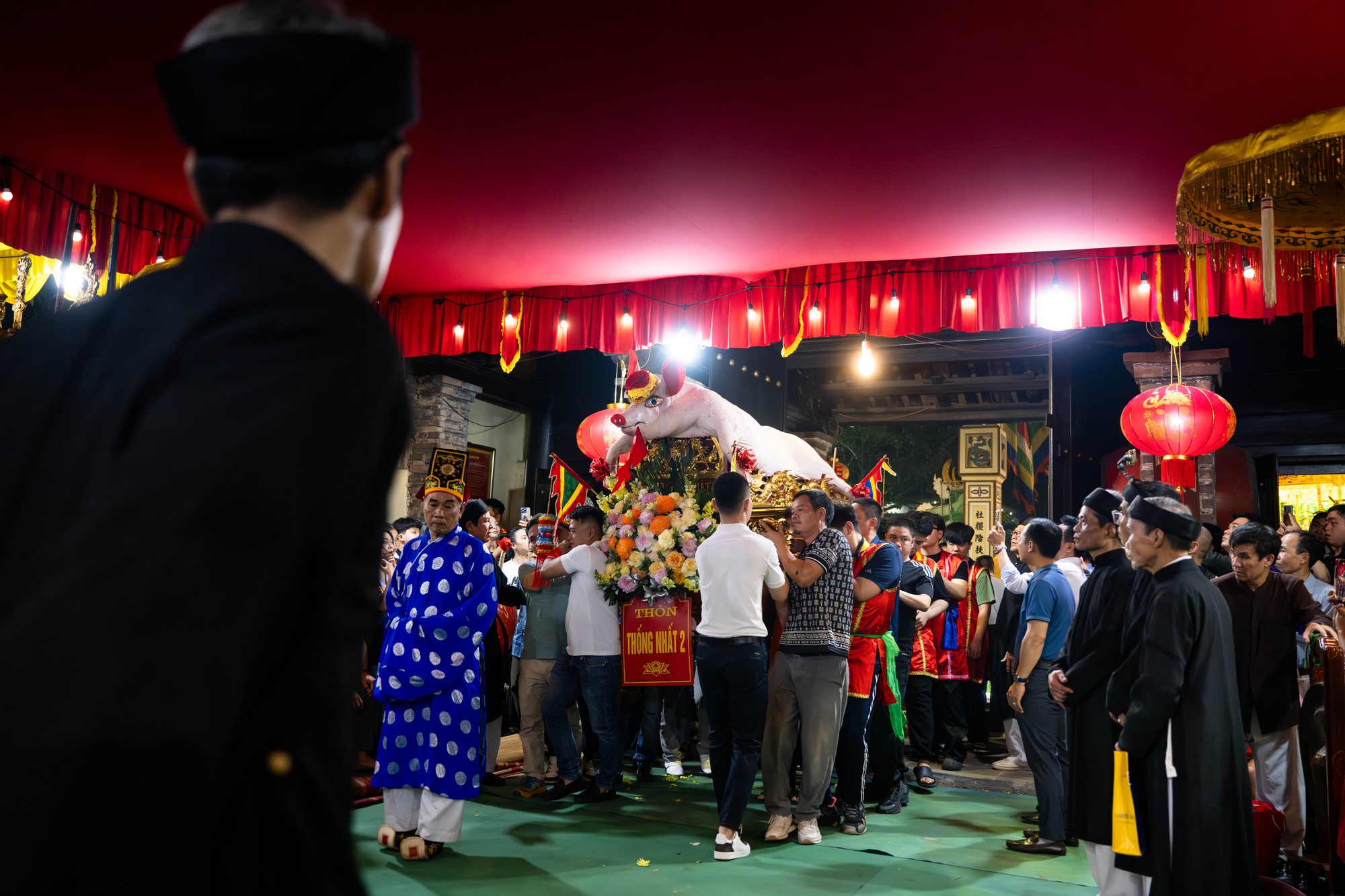 Cả làng La Phù thức trắng vì 17 “ông lợn”: Lợn ăn trứng, ngủ màn, mùa đông sưởi than để chờ giờ rước đình- Ảnh 14. Cả làng La Phù thức trắng vì 17 “ông lợn”: Lợn ăn trứng, ngủ màn, mùa đông sưởi than để chờ giờ rước đình- Ảnh 14.