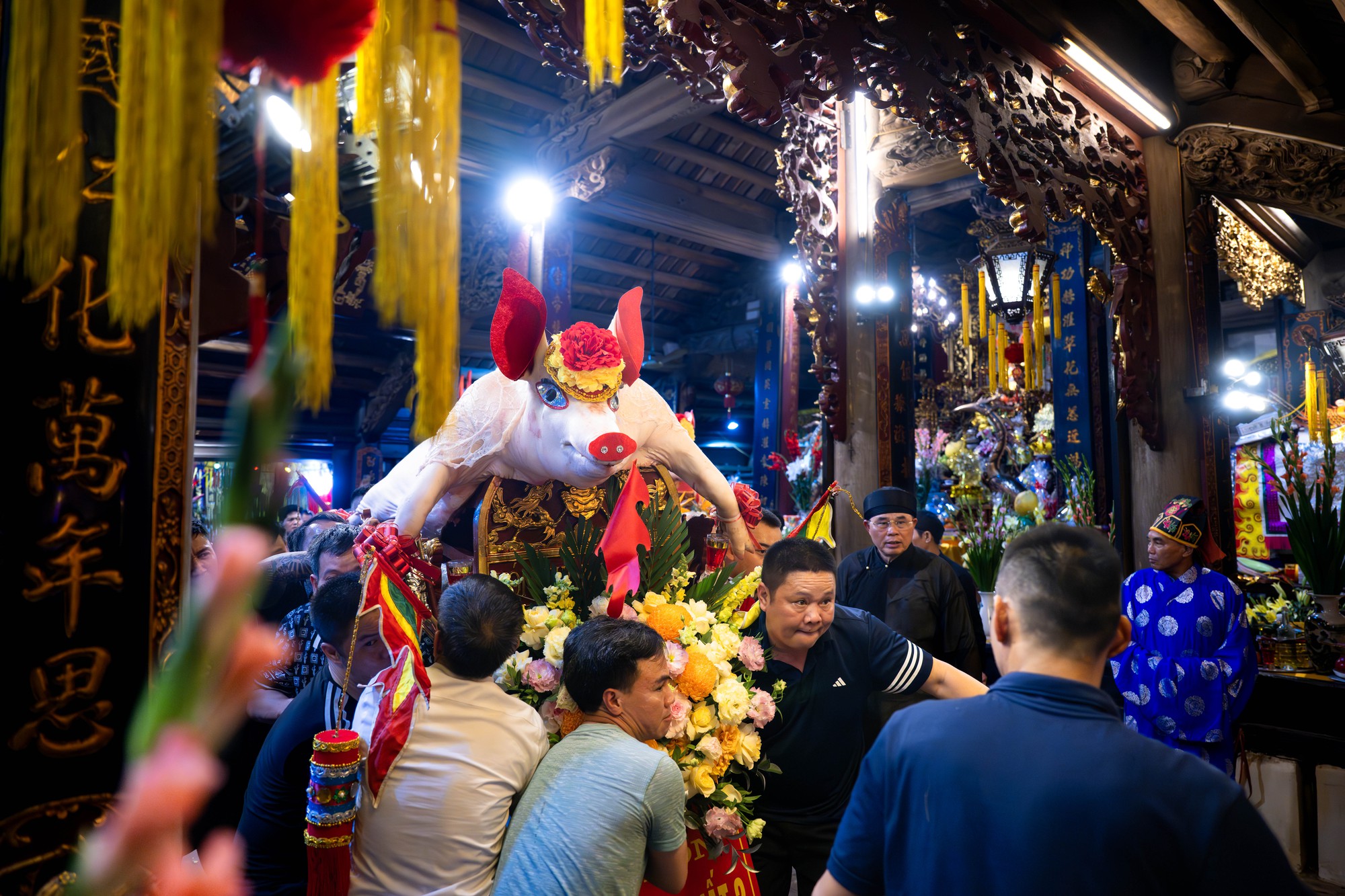 Cả làng La Phù thức trắng vì 17 “ông lợn”: Lợn ăn trứng, ngủ màn, mùa đông sưởi than để chờ giờ rước đình- Ảnh 16. Cả làng La Phù thức trắng vì 17 “ông lợn”: Lợn ăn trứng, ngủ màn, mùa đông sưởi than để chờ giờ rước đình- Ảnh 16.