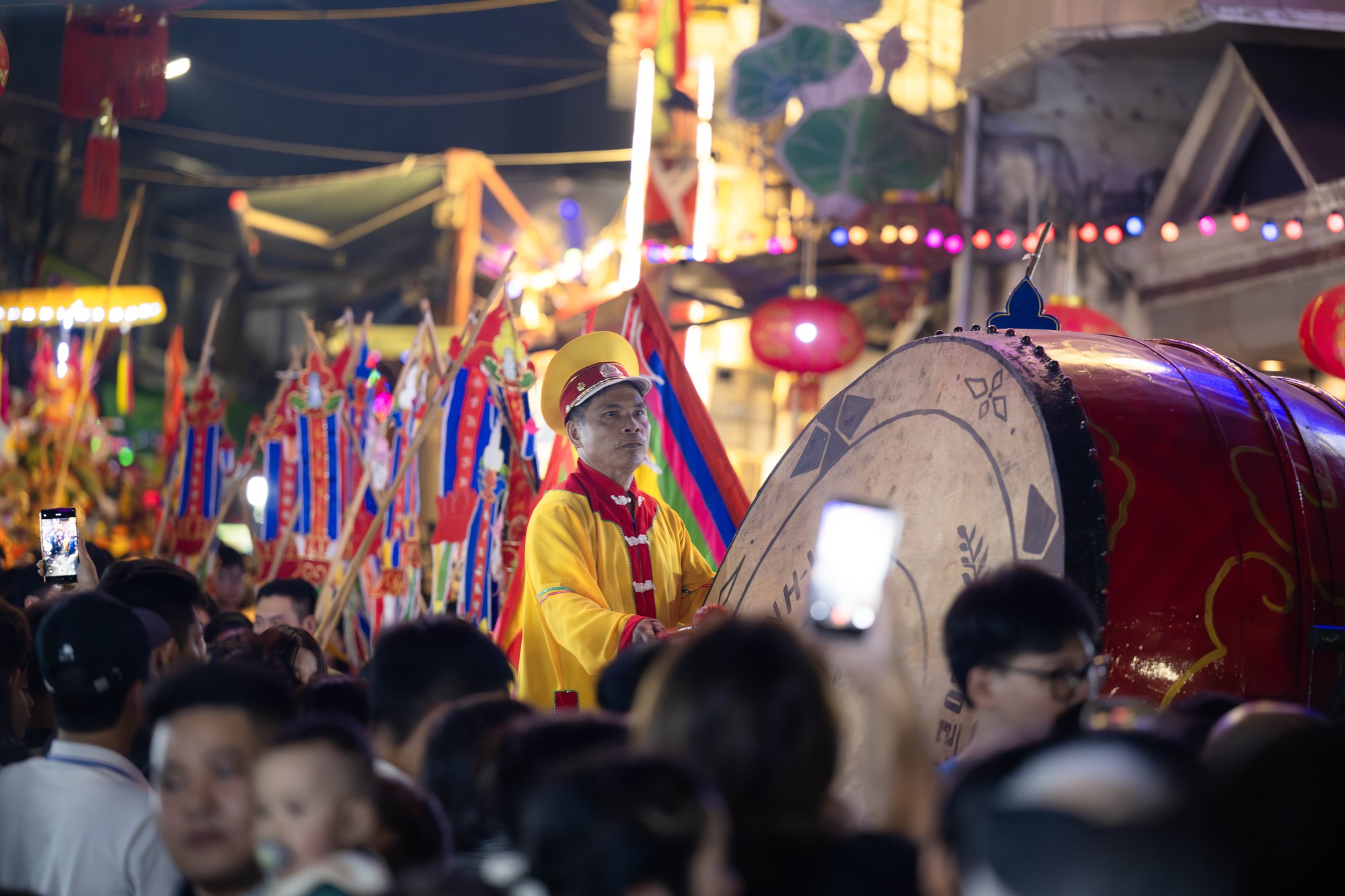 Cả làng La Phù thức trắng vì 17 “ông lợn”: Lợn ăn trứng, ngủ màn, mùa đông sưởi than để chờ giờ rước đình- Ảnh 21. Cả làng La Phù thức trắng vì 17 “ông lợn”: Lợn ăn trứng, ngủ màn, mùa đông sưởi than để chờ giờ rước đình- Ảnh 21.