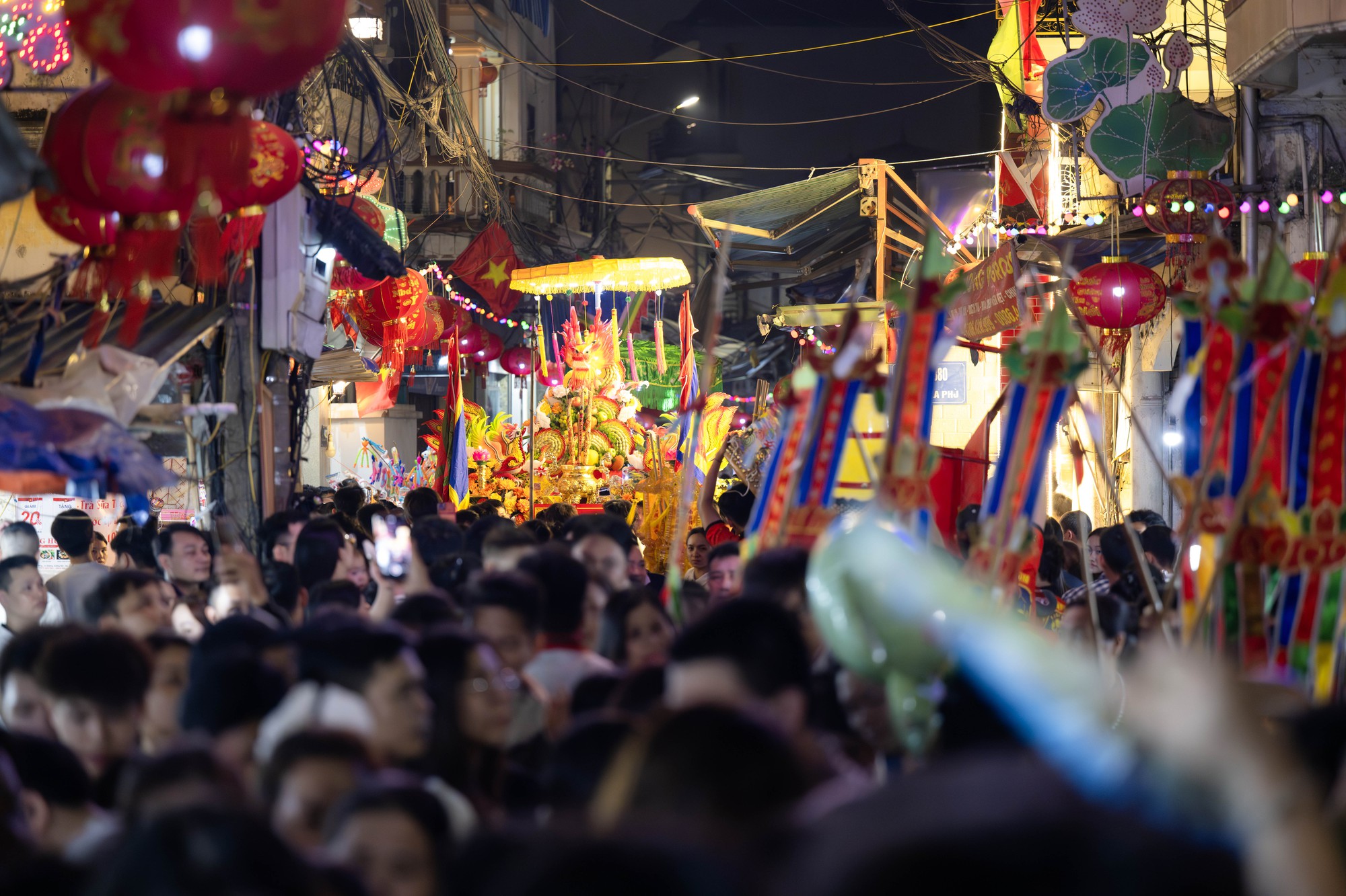 Cả làng La Phù thức trắng vì 17 “ông lợn”: Lợn ăn trứng, ngủ màn, mùa đông sưởi than để chờ giờ rước đình- Ảnh 22. Cả làng La Phù thức trắng vì 17 “ông lợn”: Lợn ăn trứng, ngủ màn, mùa đông sưởi than để chờ giờ rước đình- Ảnh 22.