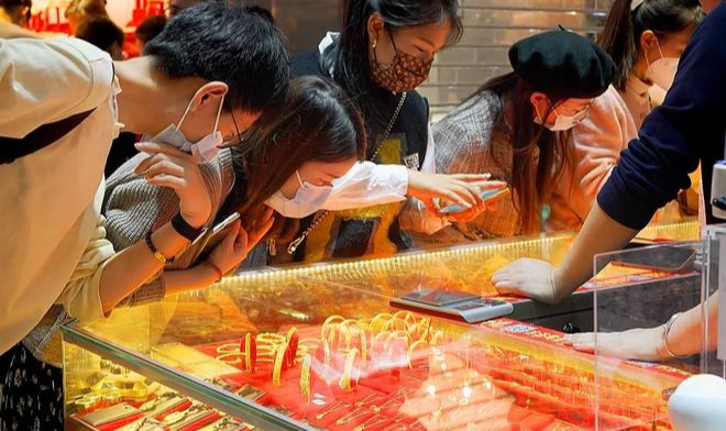 Quyết t&acirc;m mua v&agrave;ng: Khi c&aacute;c &ldquo;b&agrave; d&igrave;&rdquo; quanh năm lo việc bếp n&uacute;c đầu tư, kiến thức &ldquo;bằng 0&rdquo; vẫn khiến khối người phải nể!- Ảnh 1.