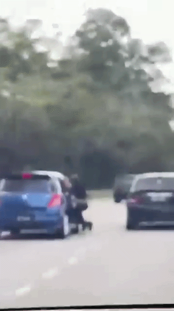 Tấn công rồi đu bám trên cửa xe ô tô của vợ cũ, người đàn ông phải trả giá- Ảnh 1. Tấn công rồi đu bám trên cửa xe ô tô của vợ cũ, người đàn ông phải trả giá- Ảnh 1.