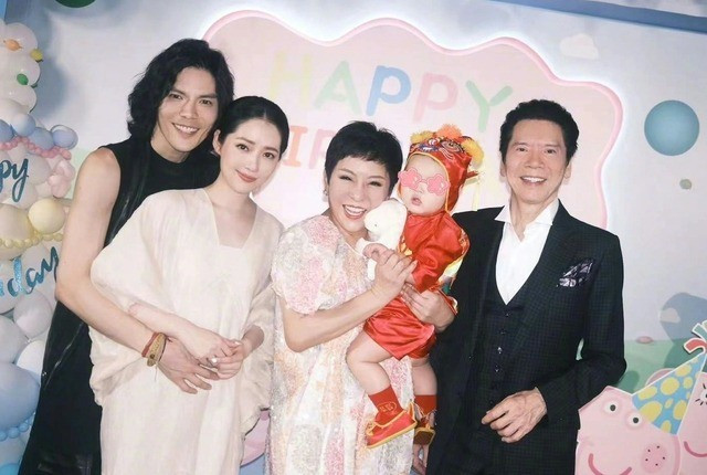 Phản ứng của hai con trai khi &ocirc;ng tr&ugrave;m giải tr&iacute; để to&agrave;n bộ t&agrave;i sản cho con d&acirc;u- Ảnh 1.