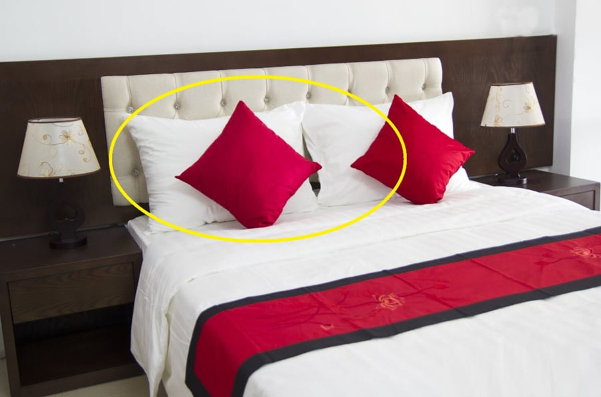 Tại sao kh&aacute;ch sạn lu&ocirc;n đặt 4 chiếc gối tr&ecirc;n giường, l&yacute; do khiến ai cũng ngạc nhi&ecirc;n- Ảnh 1.