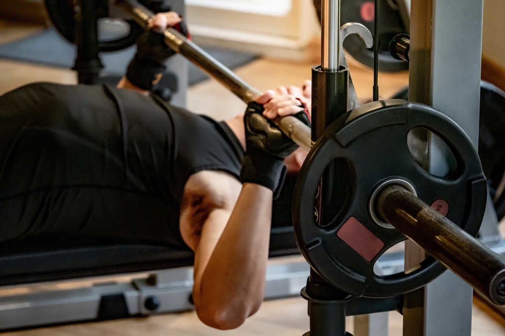 Người đ&agrave;n &ocirc;ng su&yacute;t chết trong khi tập thể dục, b&aacute;c sĩ cảnh b&aacute;o: Phải l&agrave;m điều n&agrave;y trước khi tập- Ảnh 1.