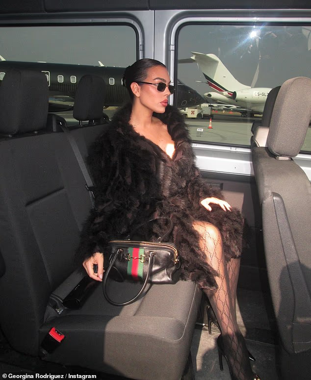 Vợ sắp cưới của Ronaldo khoe body "bốc lửa" tr&ecirc;n chuy&ecirc;n cơ g&acirc;y cho&aacute;ng- Ảnh 2.