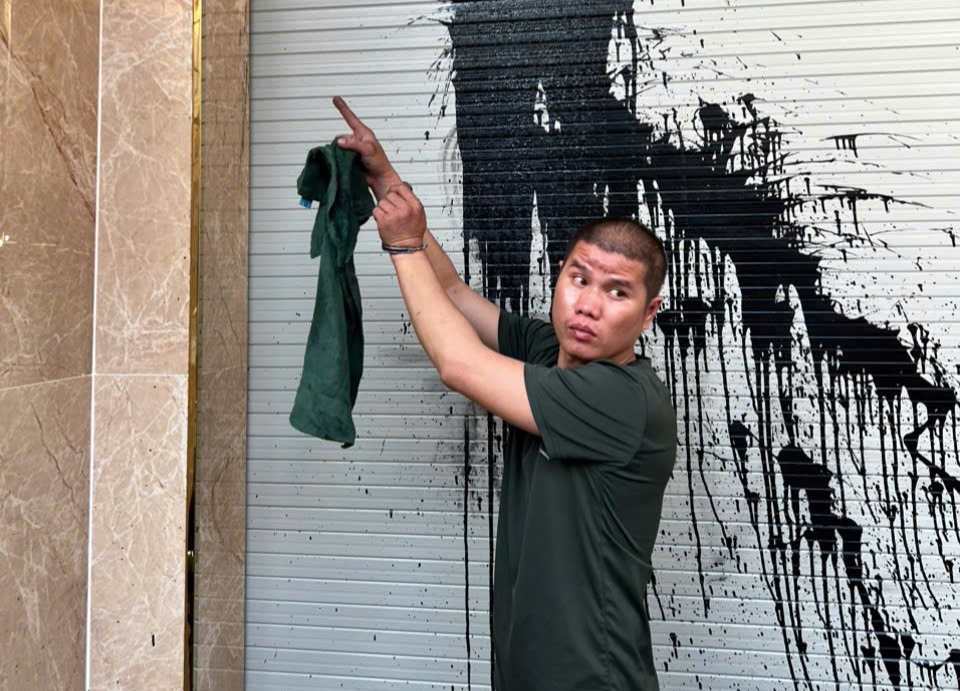 Ngỡ ngàng lời khai của thanh niên tạt sơn tiệm vàng ở TPHCM- Ảnh 1. Ngỡ ngàng lời khai của thanh niên tạt sơn tiệm vàng ở TPHCM- Ảnh 1.