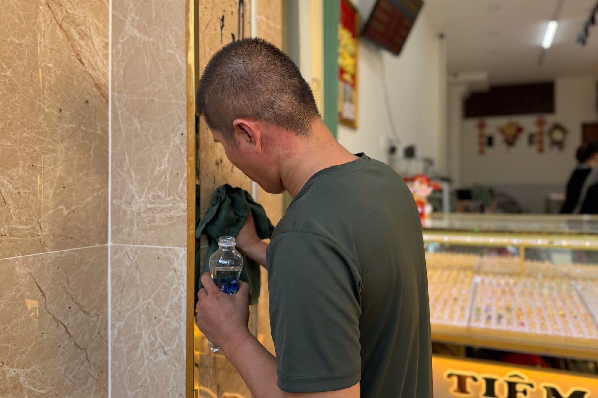 Ngỡ ngàng lời khai của thanh niên tạt sơn tiệm vàng ở TPHCM- Ảnh 2. Ngỡ ngàng lời khai của thanh niên tạt sơn tiệm vàng ở TPHCM- Ảnh 2.