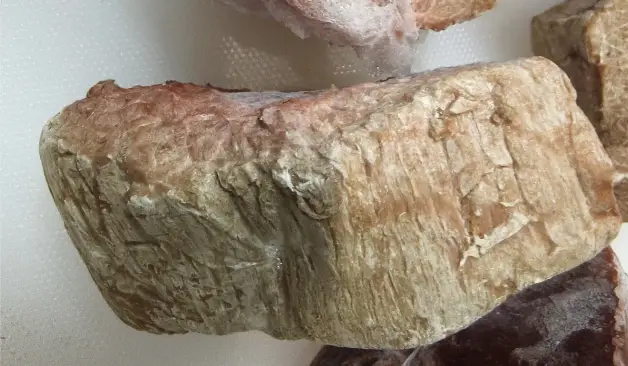 Thịt để tủ đ&aacute; tr&ocirc;ng như thế n&agrave;y tốt nhất n&ecirc;n vứt đi, cho trẻ con ăn c&agrave;ng nguy hiểm!- Ảnh 2.