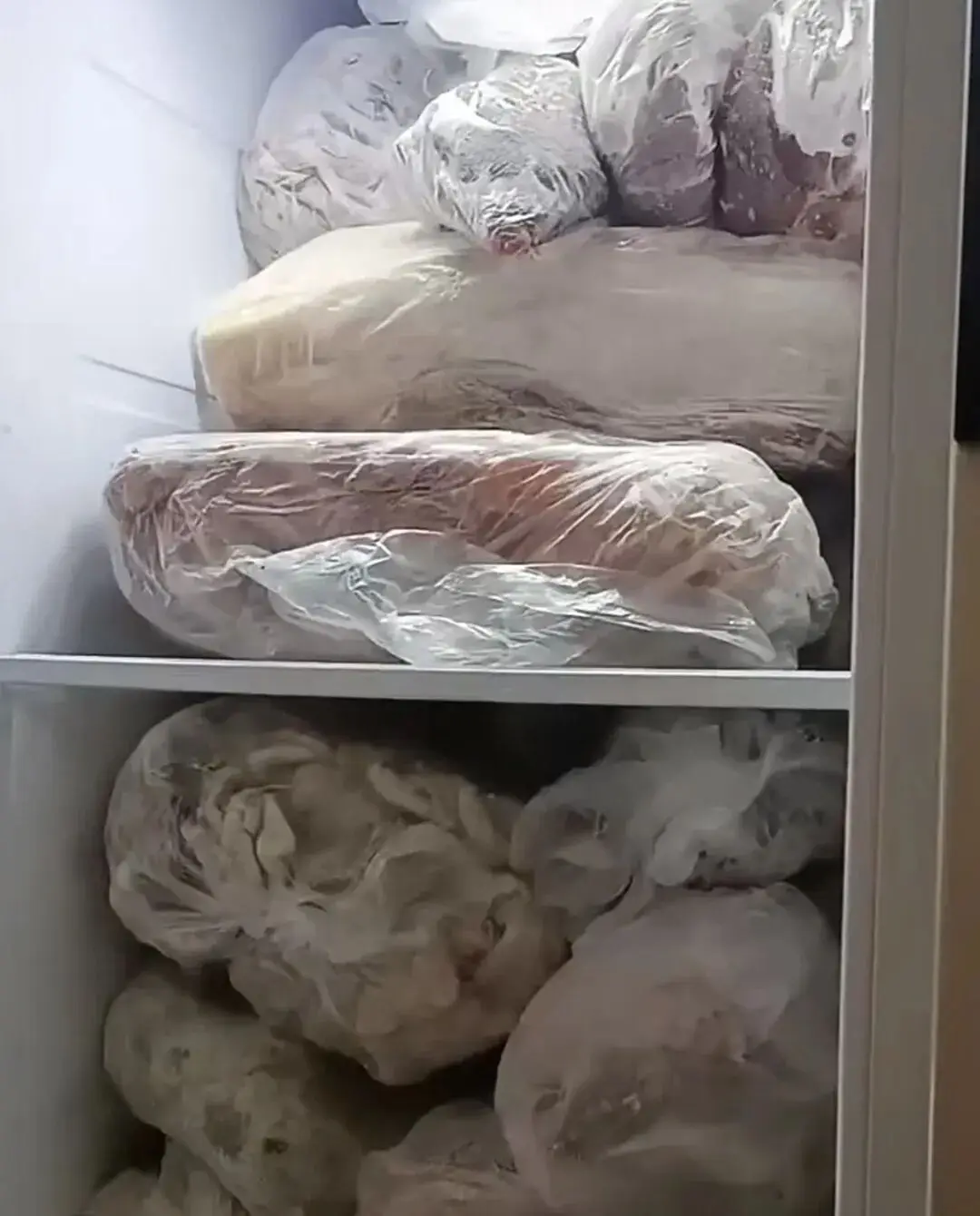 Thịt để tủ đ&aacute; tr&ocirc;ng như thế n&agrave;y tốt nhất n&ecirc;n vứt đi, cho trẻ con ăn c&agrave;ng nguy hiểm!- Ảnh 4.