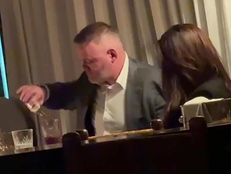 Paparazzi t&oacute;m d&iacute;nh Rooney "say sưa", th&acirc;n mật b&ecirc;n mỹ nh&acirc;n b&iacute; ẩn l&uacute;c nửa đ&ecirc;m- Ảnh 2.