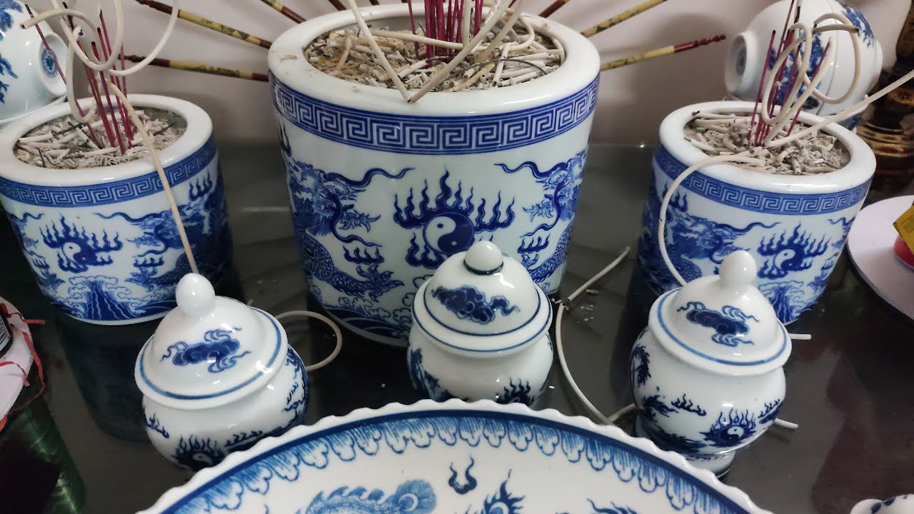 2 thứ quan trọng trên bàn thờ nhưng nhiều người bỏ qua: Không phải bình hoa, khay nước- Ảnh 1. 2 thứ quan trọng trên bàn thờ nhưng nhiều người bỏ qua: Không phải bình hoa, khay nước- Ảnh 1.