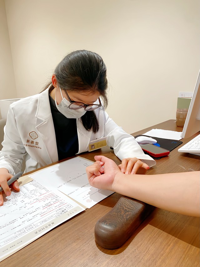 Đừng phung ph&iacute; sức khỏe nữa, 6 "bệnh người gi&agrave;" đang &acirc;m thầm gọi t&ecirc;n người trẻ, tuổi 30 c&oacute; khi đ&atilde; phải đối mặt- Ảnh 2.