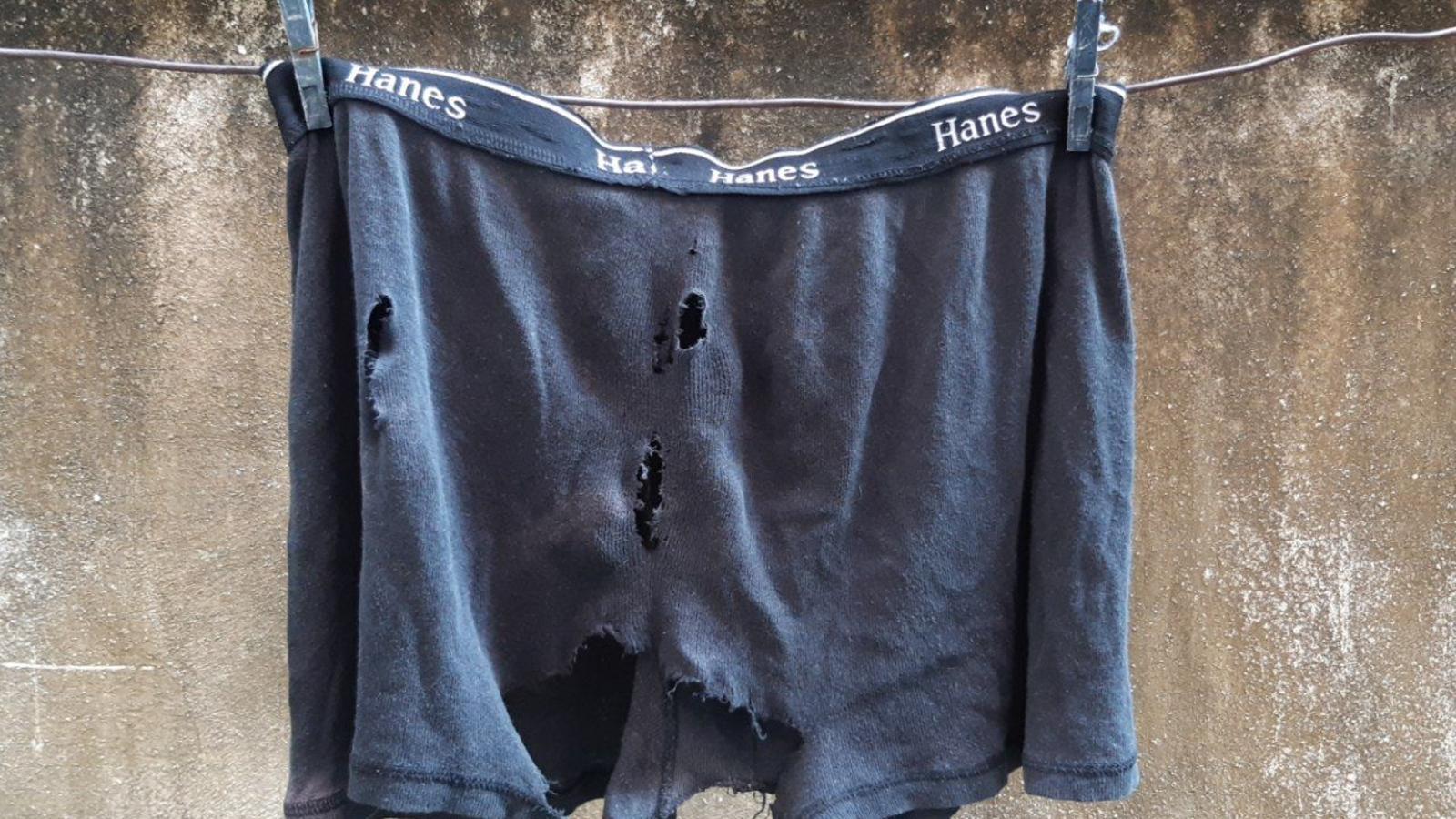 3 thứ trong tủ đồ mọi anh chồng phải thay định kỳ để vợ c&ograve;n muốn &ocirc;m ấp h&iacute;t h&agrave;- Ảnh 1.