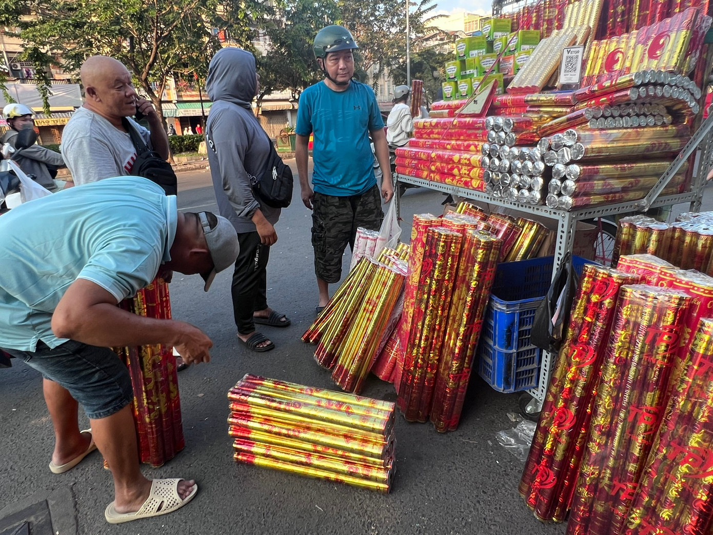 Lạ l&ugrave;ng những phi&ecirc;n chợ &lsquo;kh&ocirc;ng giống ai&rsquo; ở TPHCM- Ảnh 6.