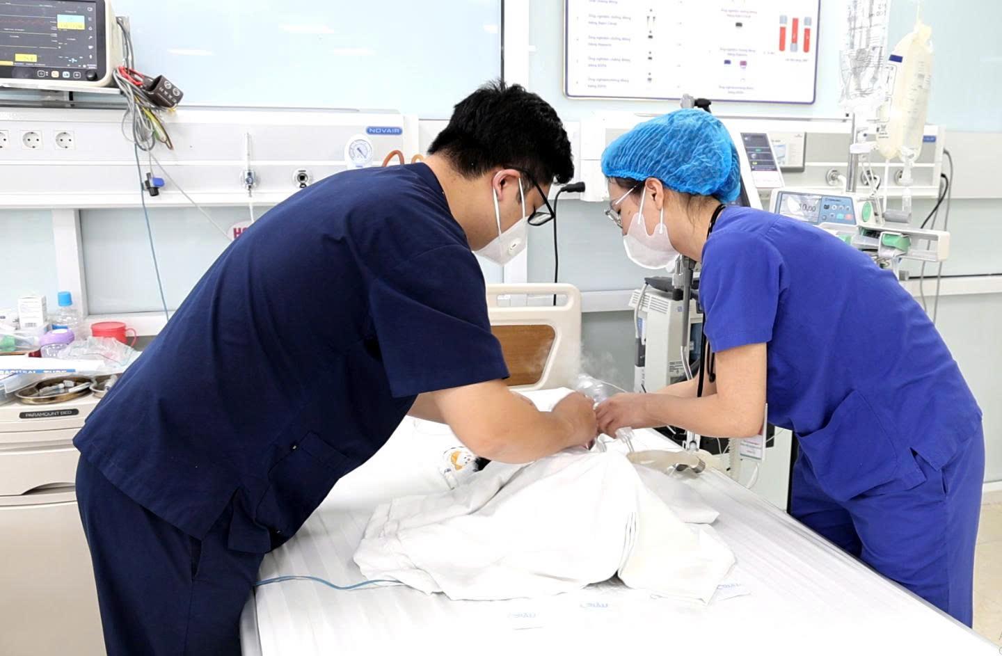 Cảnh giác RSV gây bệnh hô hấp nặng cho trẻ dưới 1 tuổi, chủ động phòng bệnh dịp đầu năm- Ảnh 3. Cảnh giác RSV gây bệnh hô hấp nặng cho trẻ dưới 1 tuổi, chủ động phòng bệnh dịp đầu năm- Ảnh 3.