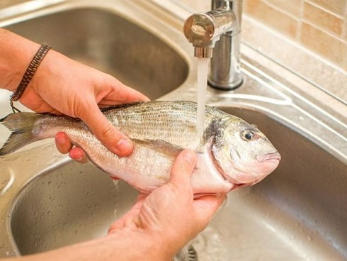 3 sai lầm khiến c&aacute; c&agrave;ng rửa c&agrave;ng tanh- Ảnh 1.