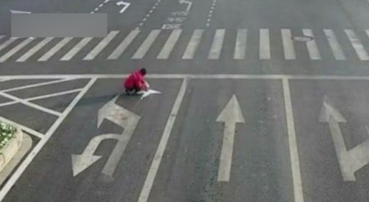 Thấy n&uacute;t giao &ugrave;n tắc, người đ&agrave;n &ocirc;ng tự mang sơn ra vẽ th&ecirc;m vạch kẻ đường: C&ocirc;ng an ập đến phạt hơn 3,8 triệu đồng- Ảnh 1.