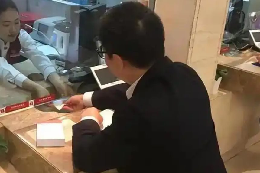 Người đ&agrave;n &ocirc;ng vay t&iacute;n dụng 761 triệu đồng, sau 3 năm khoản nợ tăng l&ecirc;n 4,6 tỷ nhưng ng&acirc;n h&agrave;ng tuy&ecirc;n bố: &ldquo;Chỉ cần trả 1,5 tỷ&rdquo;- Ảnh 1.