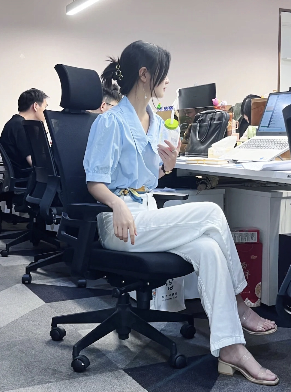 Nghịch l&yacute; chốn c&ocirc;ng sở: Cống hiến 5 năm lương dậm ch&acirc;n tại chỗ, l&iacute;nh mới 6 th&aacute;ng cất nhắc v&egrave;o v&egrave;o chỉ v&igrave; giỏi "l&agrave;m m&agrave;u"?- Ảnh 2.