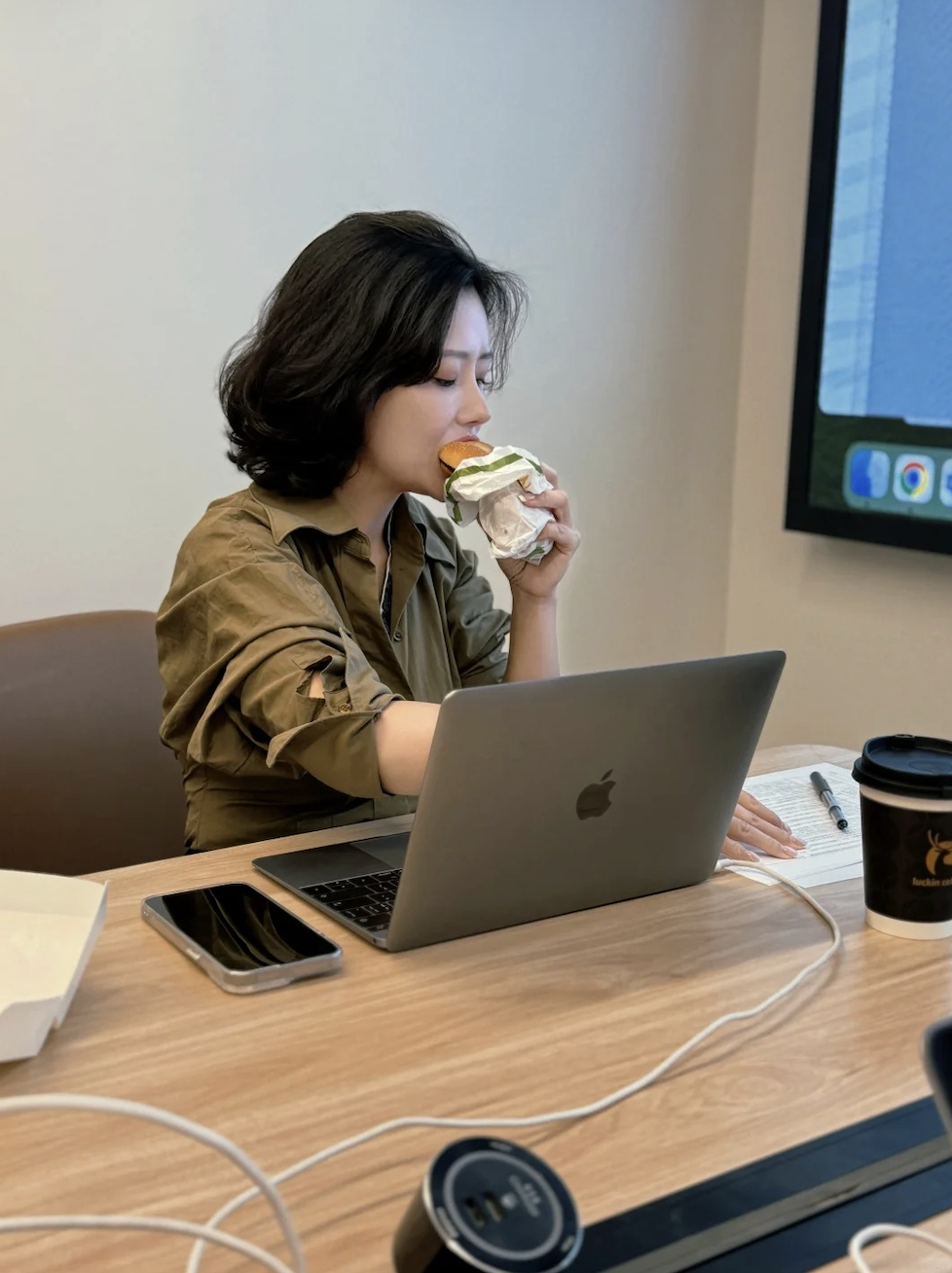 Nghịch l&yacute; chốn c&ocirc;ng sở: Cống hiến 5 năm lương dậm ch&acirc;n tại chỗ, l&iacute;nh mới 6 th&aacute;ng cất nhắc v&egrave;o v&egrave;o chỉ v&igrave; giỏi "l&agrave;m m&agrave;u"?- Ảnh 1.