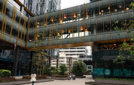 Một tập đo&agrave;n b&aacute;n lẻ lớn bắt đầu t&aacute;i cấu tr&uacute;c kỷ lục: Sa thải 30.000 nh&acirc;n vi&ecirc;n, 80% lập tr&igrave;nh vi&ecirc;n phải d&ugrave;ng AI mỗi tuần- Ảnh 3.