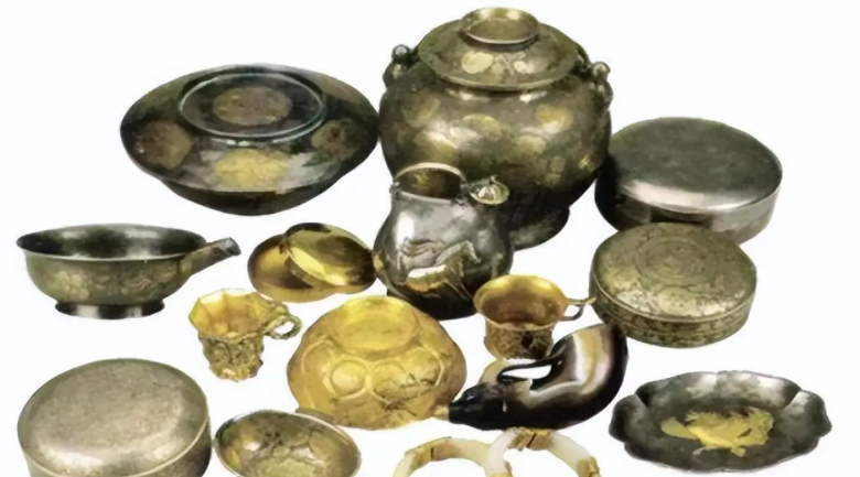 Đ&agrave;o s&acirc;u 0,8m, đội c&ocirc;ng nh&acirc;n ph&aacute;t hiện hơn 5 kg v&agrave;ng: C&ocirc;ng trường x&acirc;y dựng lập tức bị phong tỏa- Ảnh 2.