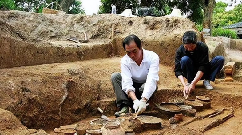 Đ&agrave;o s&acirc;u 0,8m, đội c&ocirc;ng nh&acirc;n ph&aacute;t hiện hơn 5 kg v&agrave;ng: C&ocirc;ng trường x&acirc;y dựng lập tức bị phong tỏa- Ảnh 1.