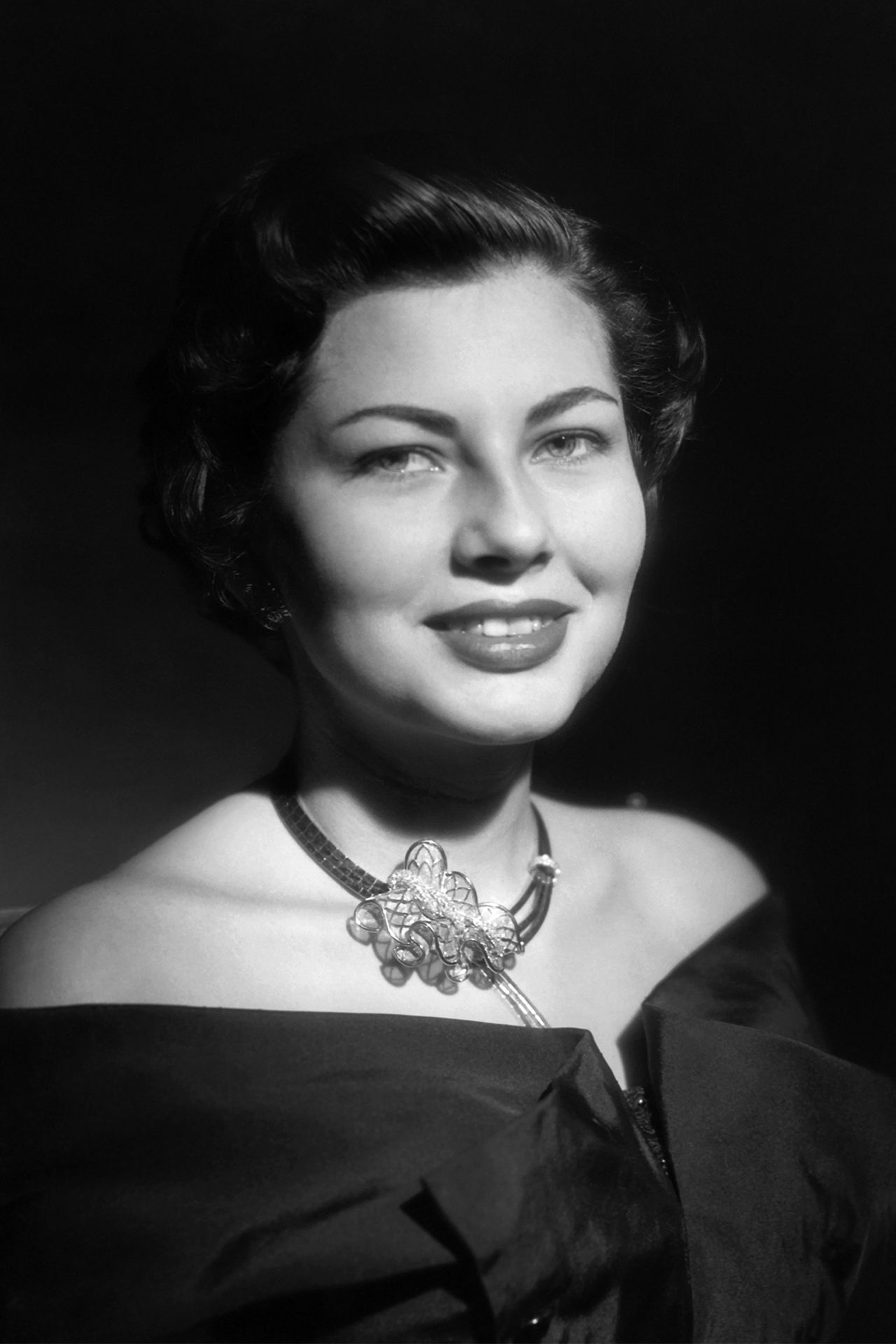 Số phận bi kịch của n&agrave;ng c&ocirc;ng ch&uacute;a l&agrave; &ldquo;bảo ngọc&rdquo; Iran: 18 tuổi trở th&agrave;nh ho&agrave;ng hậu, đ&aacute;m cưới xa hoa nhưng cả đời sau lưu lạc tr&ecirc;n đất kh&aacute;ch- Ảnh 5.