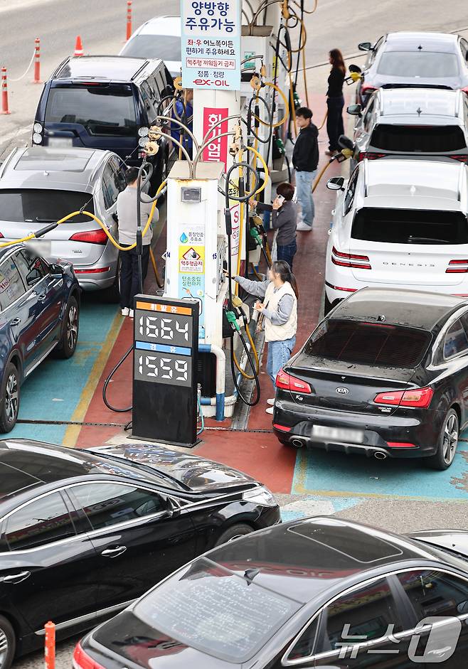 Hình ảnh lạ tại Hàn Quốc ngay sau khi nổ ra xung đột tại Trung Đông- Ảnh 2. Hình ảnh lạ tại Hàn Quốc ngay sau khi nổ ra xung đột tại Trung Đông- Ảnh 2.