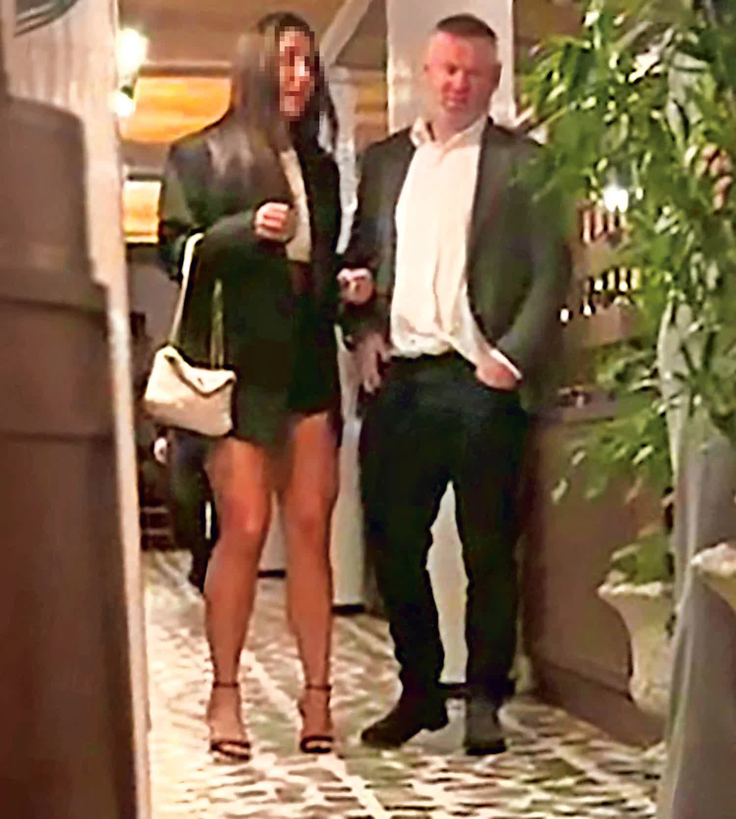 Paparazzi t&oacute;m d&iacute;nh Rooney "say sưa", th&acirc;n mật b&ecirc;n mỹ nh&acirc;n b&iacute; ẩn l&uacute;c nửa đ&ecirc;m- Ảnh 1.